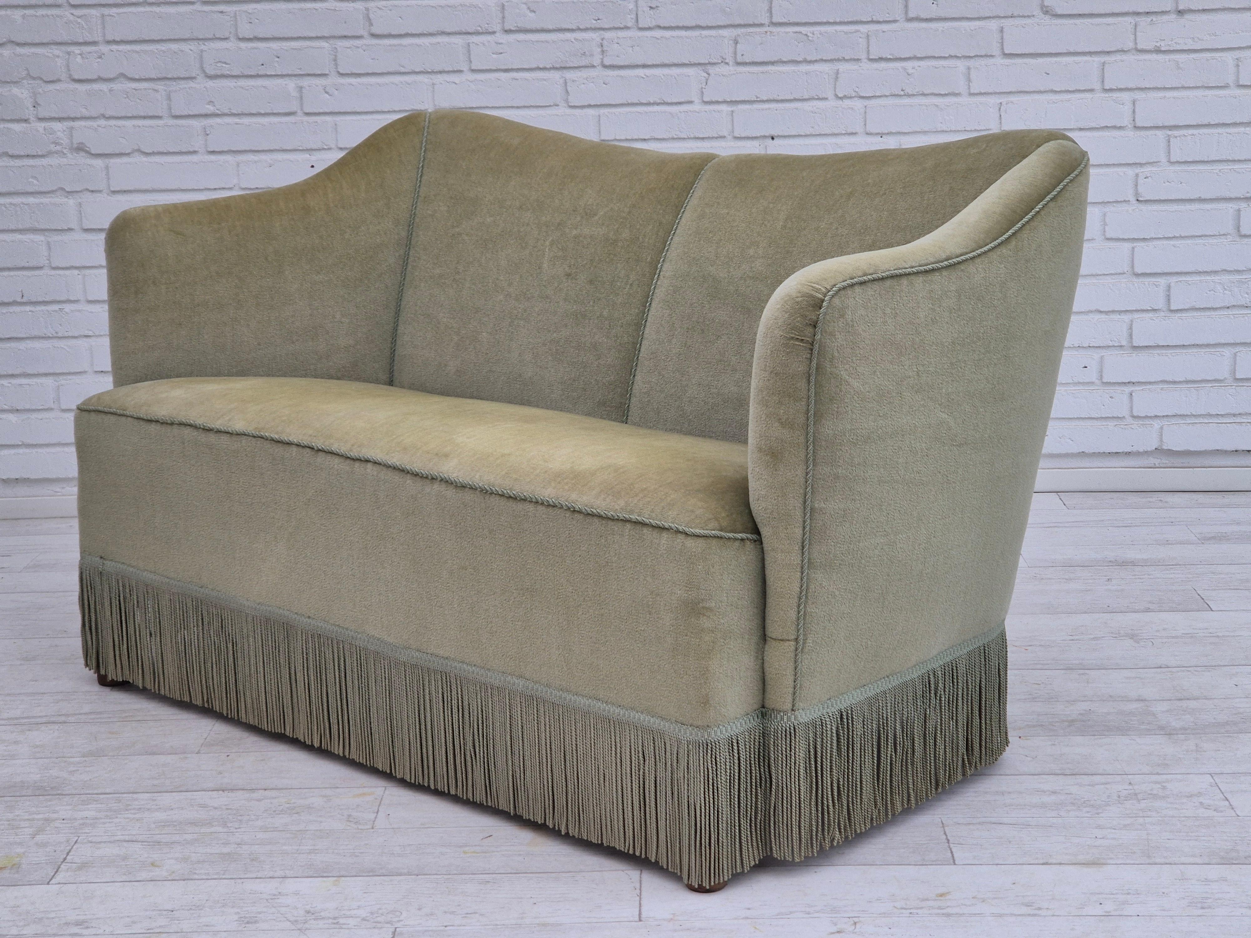 Milieu du XXe siècle Années 1960, canapé danois à 2 places, état original, velours de meuble vert. en vente