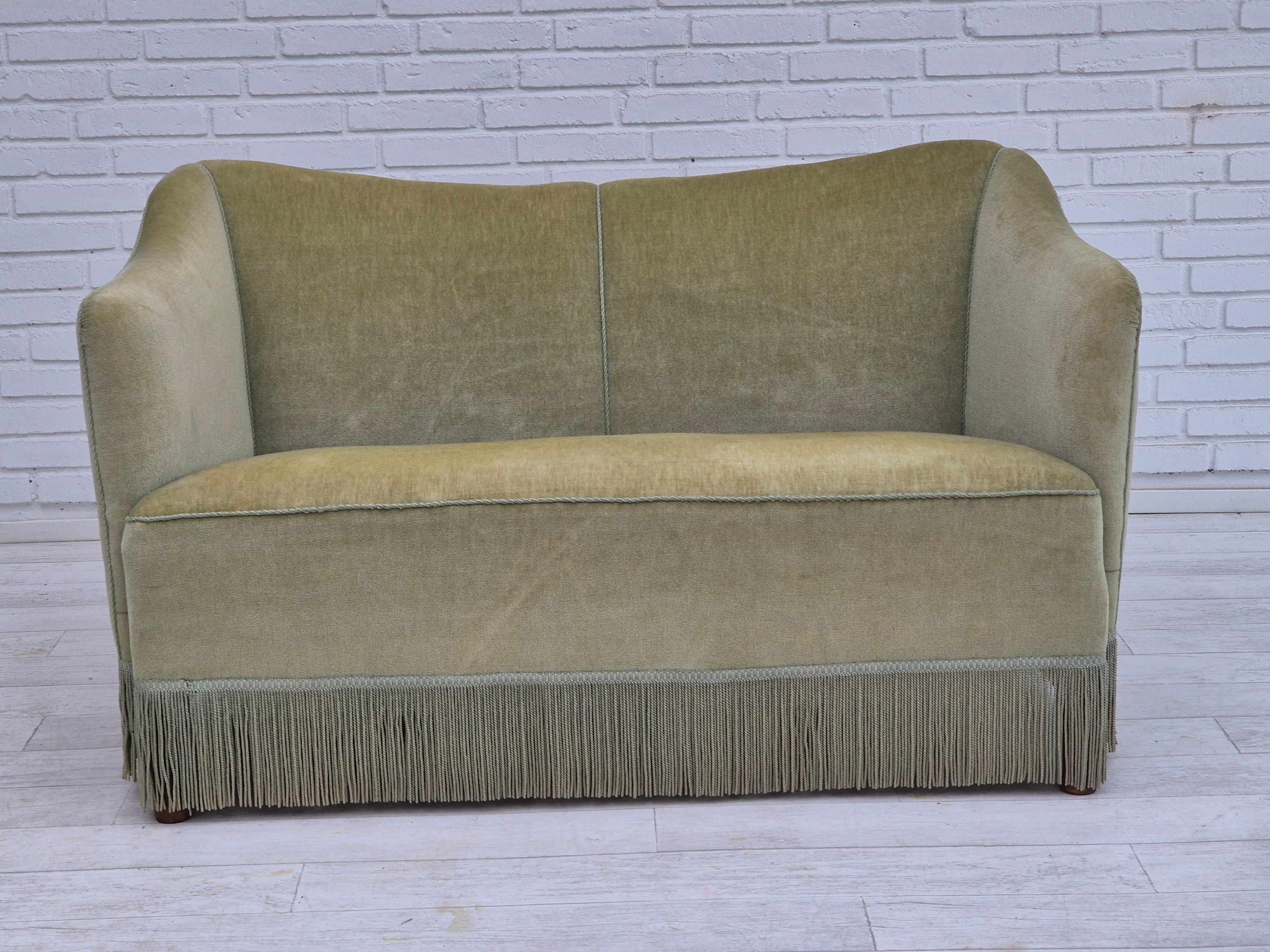 Velours Années 1960, canapé danois à 2 places, état original, velours de meuble vert. en vente