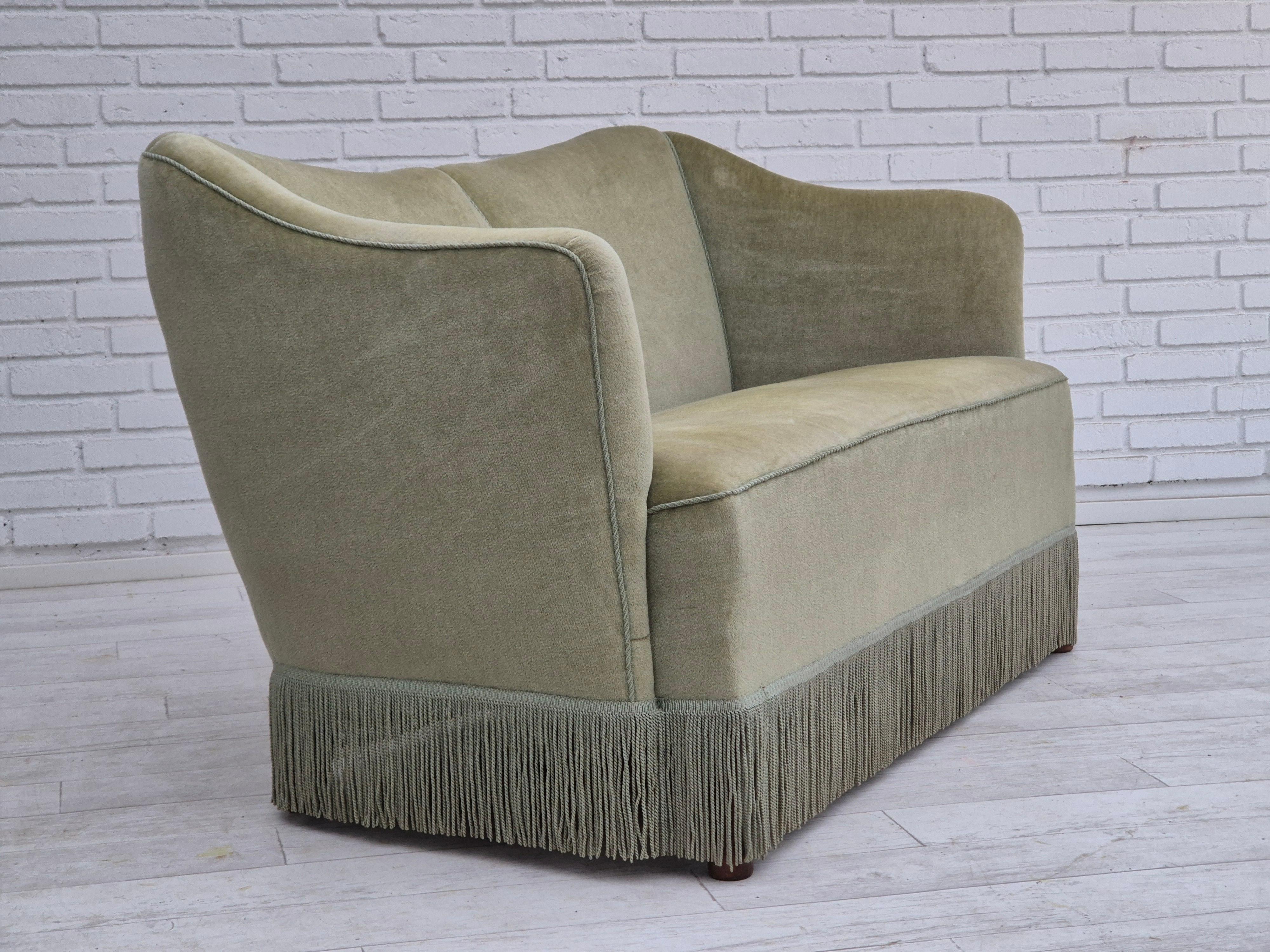 Années 1960, canapé danois à 2 places, état original, velours de meuble vert. en vente 1