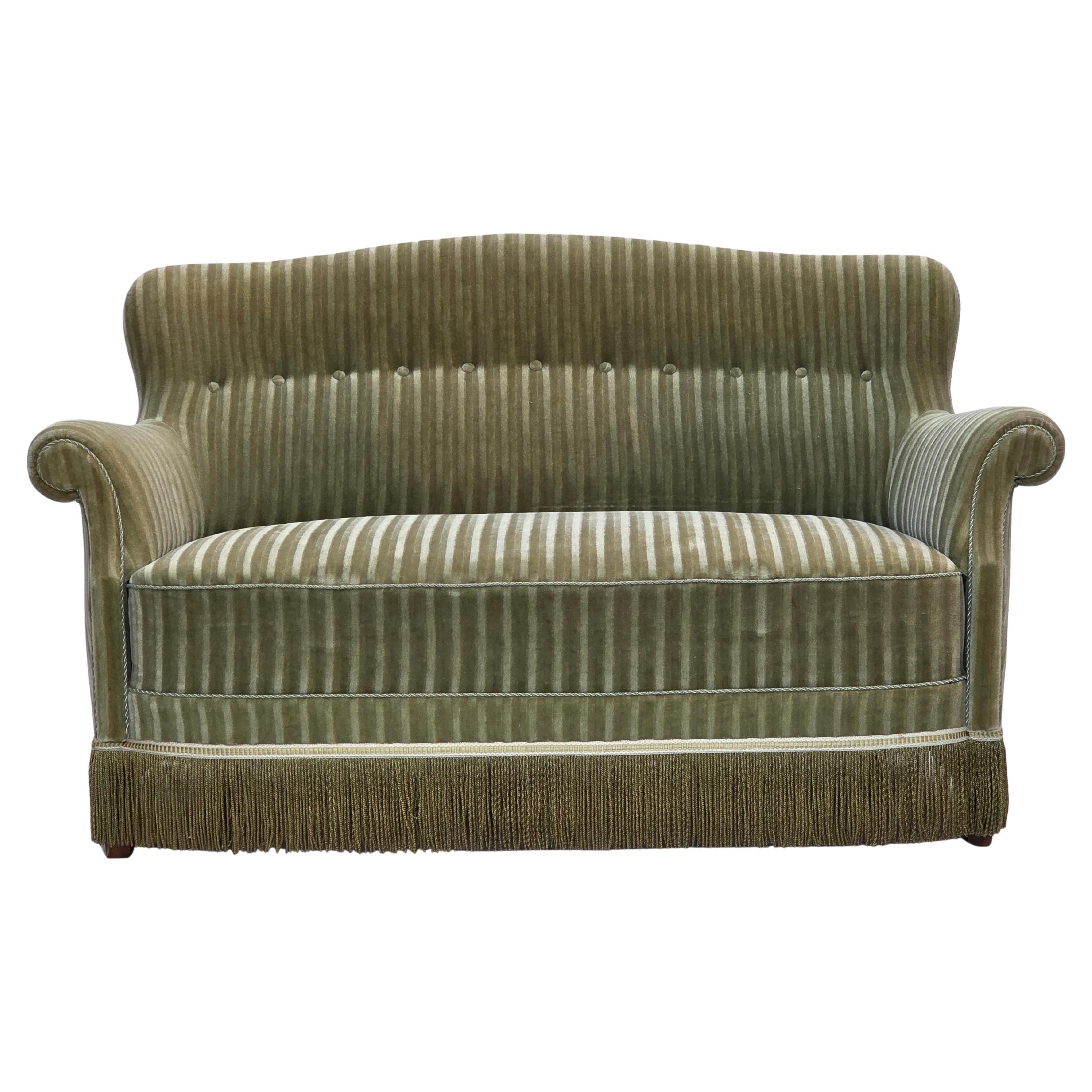 Anni
60, divano danese a 2 posti, arredamento originale in velluto, legno di faggio.