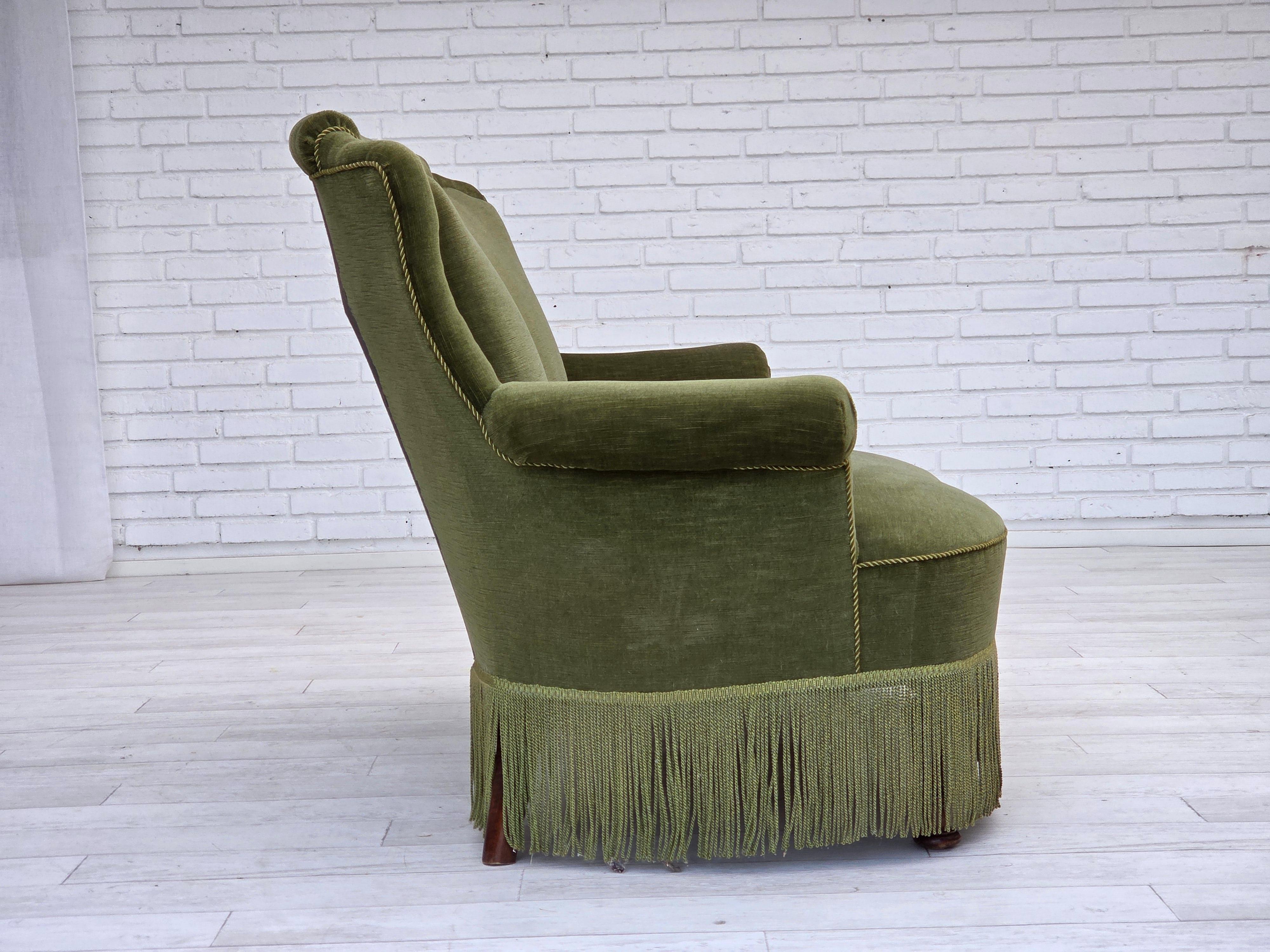 Anni '60, divano danese a 2 posti, velluto verde originale, gambe in legno di faggio. in vendita 3