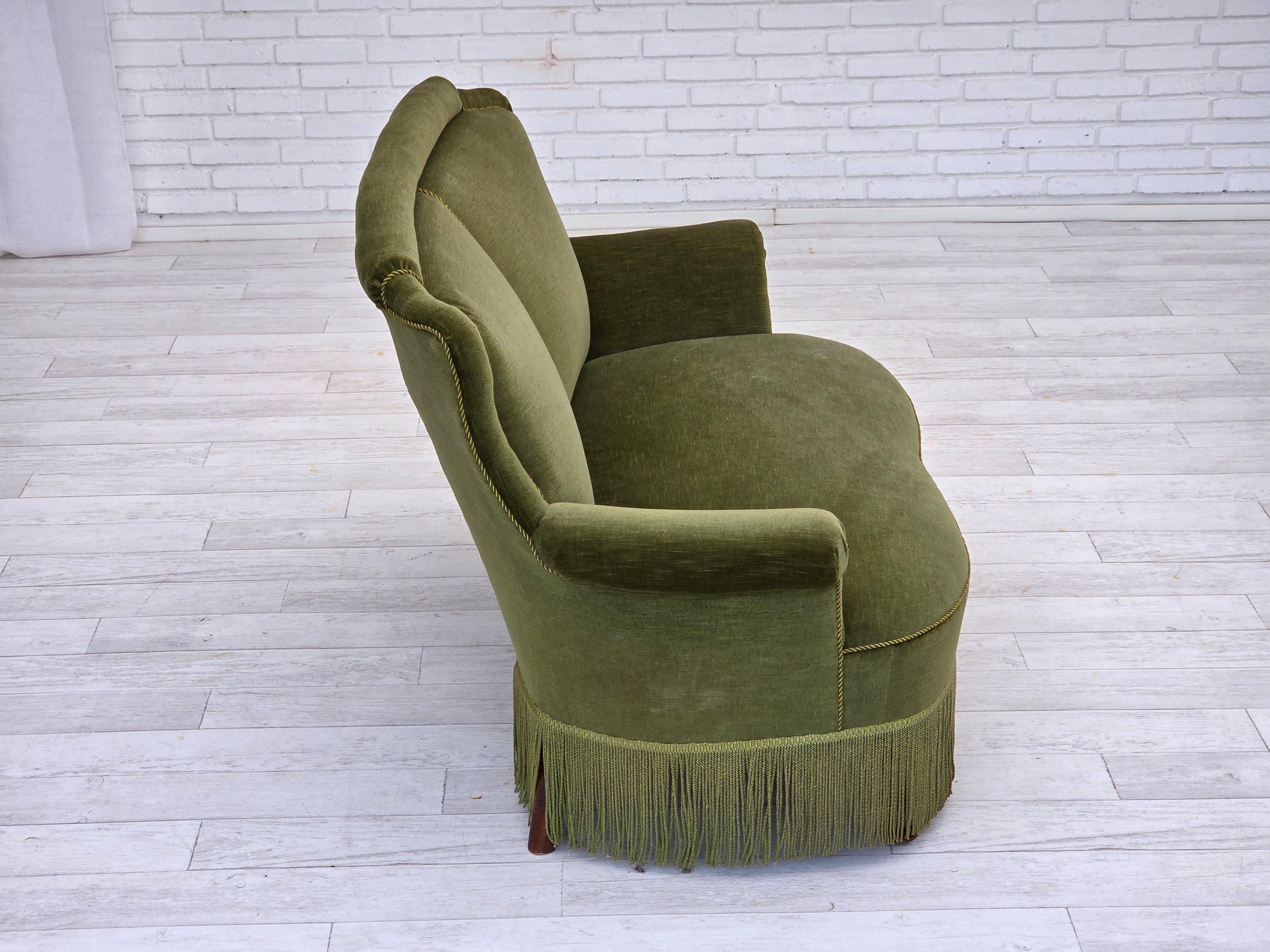Anni '60, divano danese a 2 posti, velluto verde originale, gambe in legno di faggio. in vendita 4