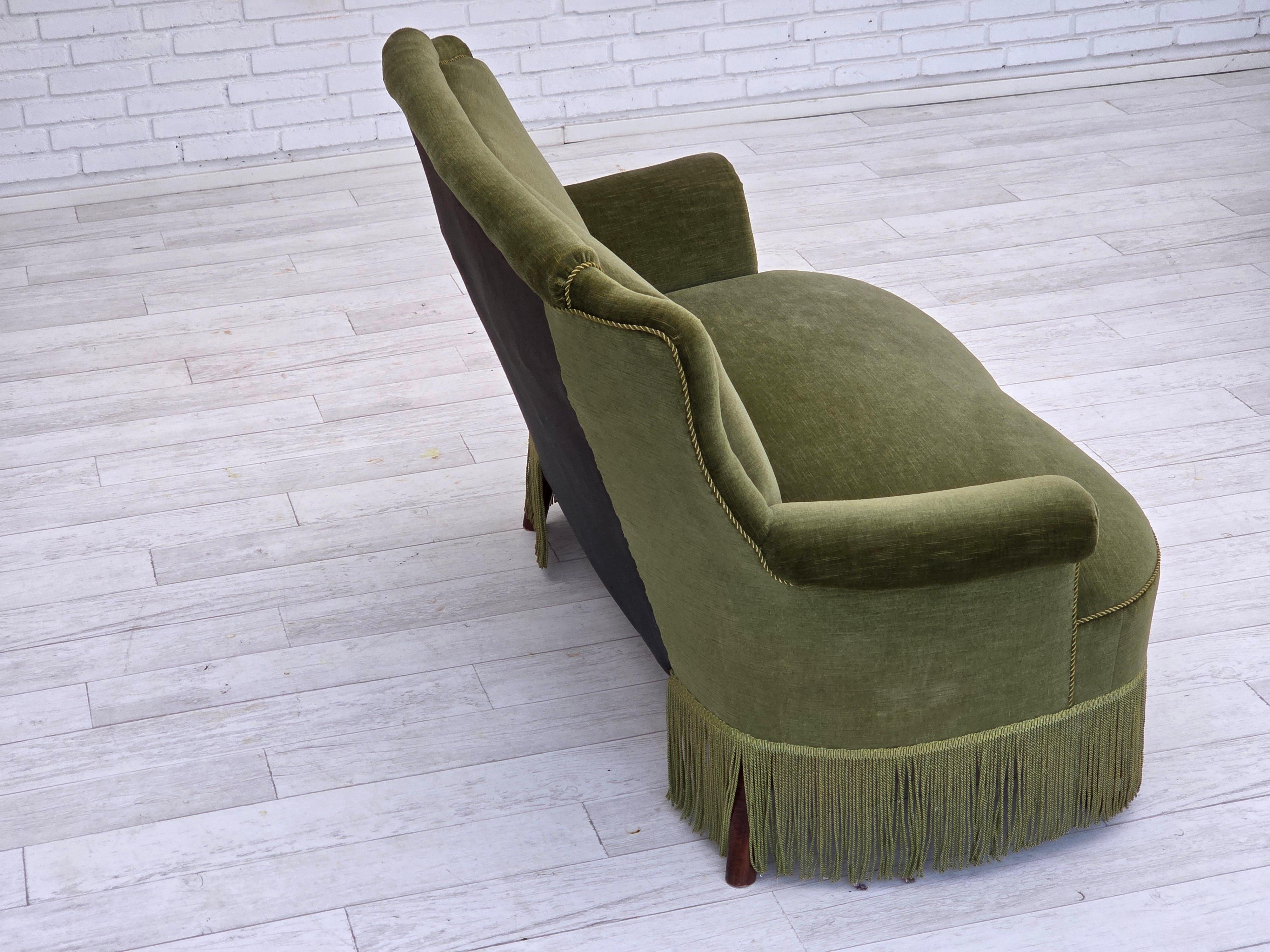 Anni '60, divano danese a 2 posti, velluto verde originale, gambe in legno di faggio. in vendita 5