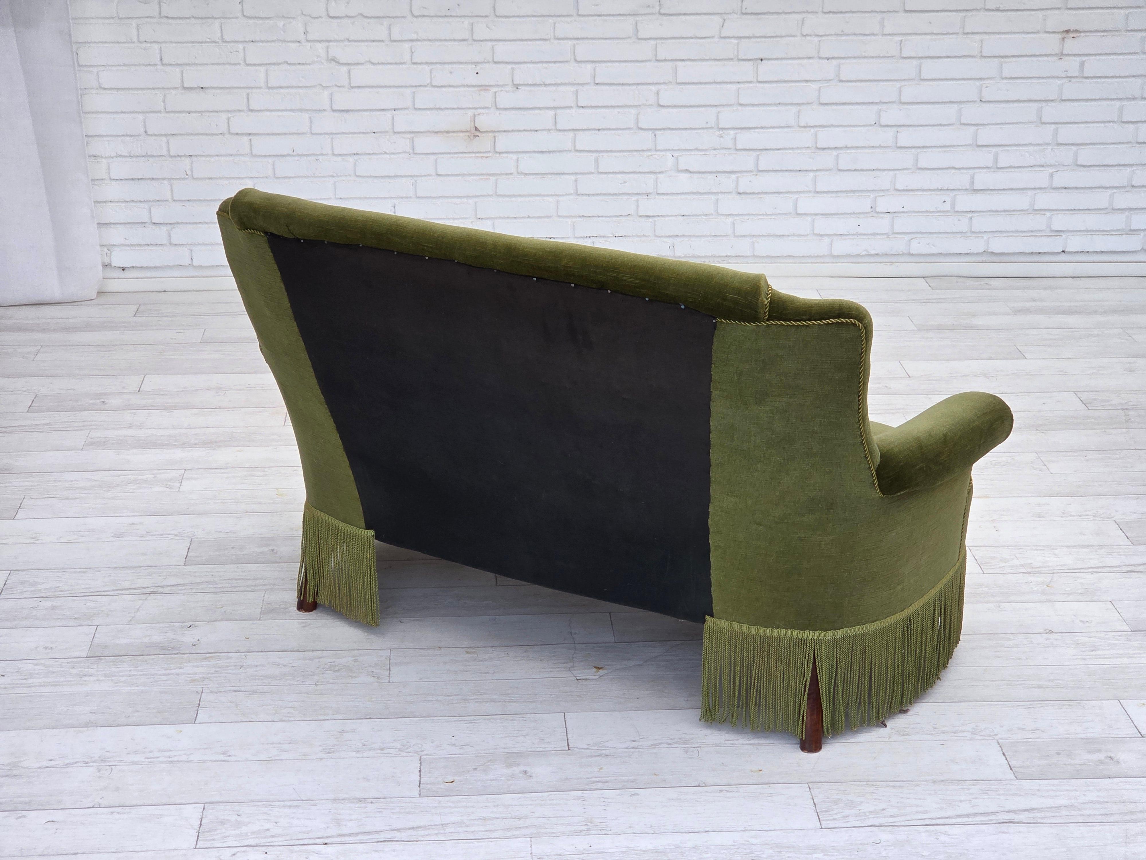 Anni '60, divano danese a 2 posti, velluto verde originale, gambe in legno di faggio. in vendita 6