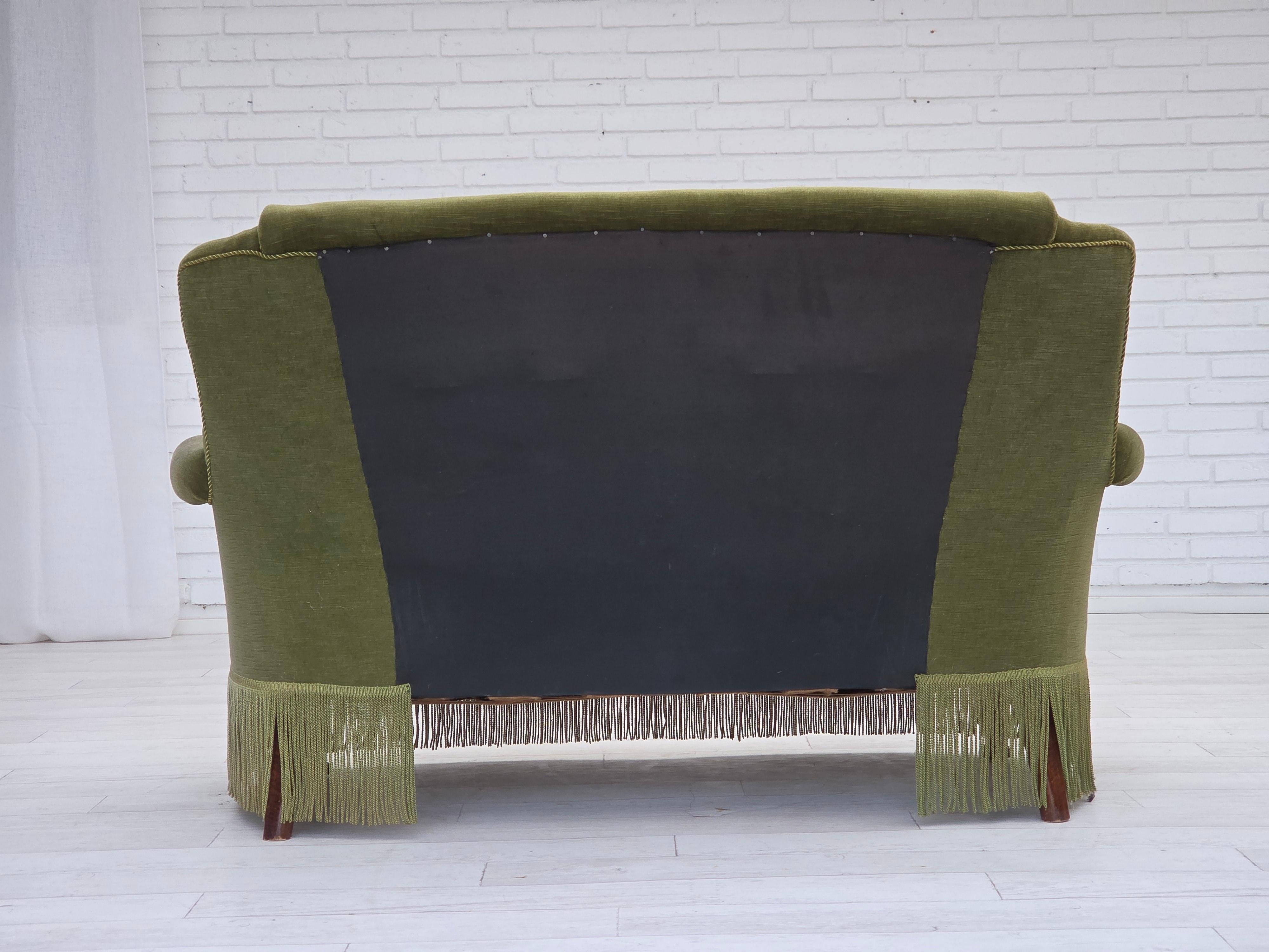 Anni '60, divano danese a 2 posti, velluto verde originale, gambe in legno di faggio. in vendita 7