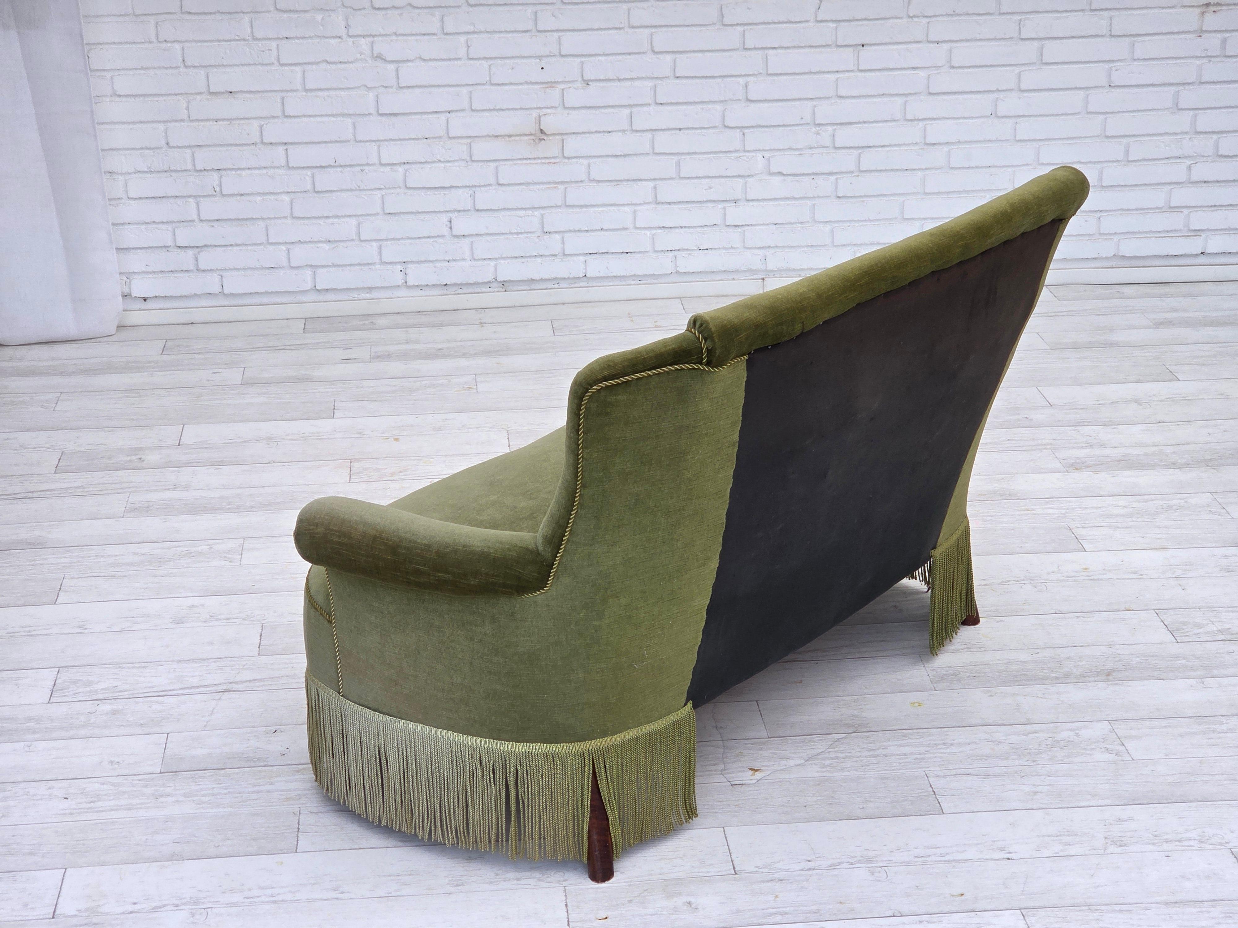 Anni '60, divano danese a 2 posti, velluto verde originale, gambe in legno di faggio. in vendita 8
