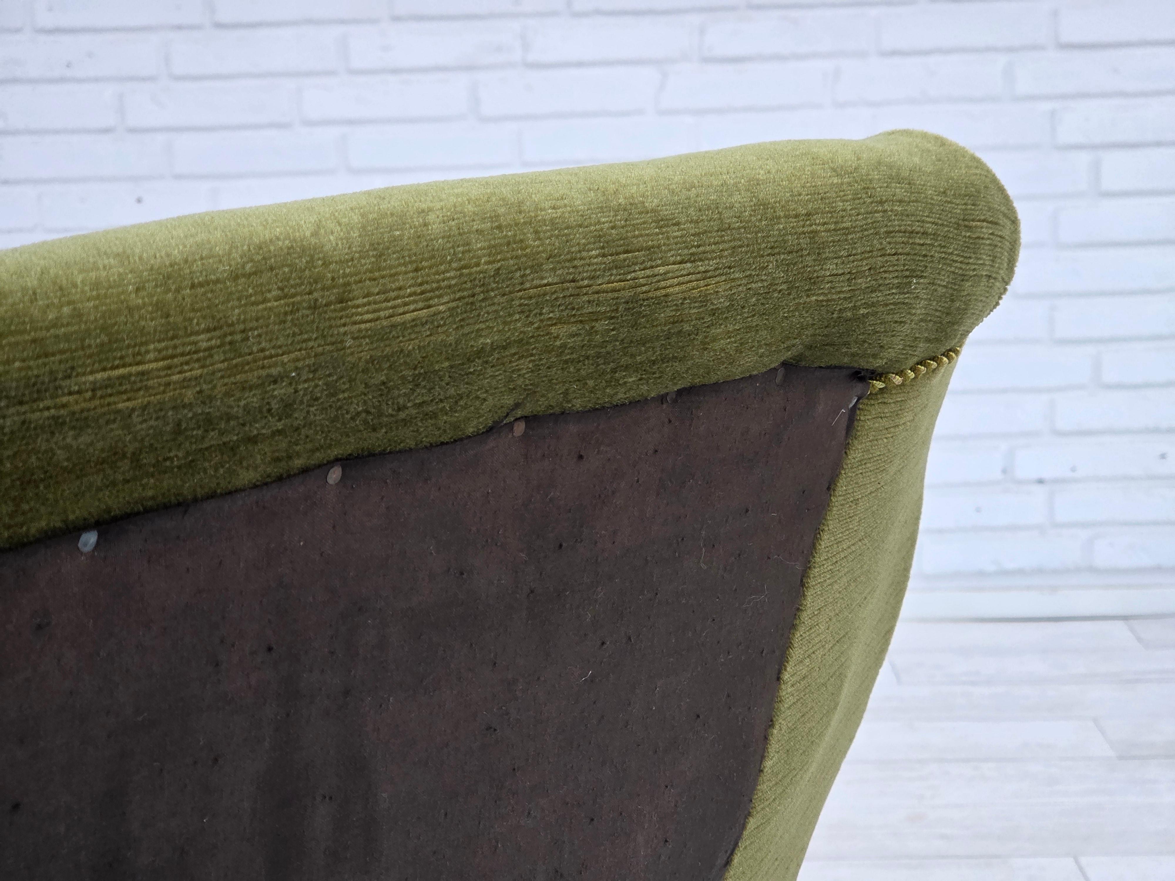 Anni '60, divano danese a 2 posti, velluto verde originale, gambe in legno di faggio. in vendita 9