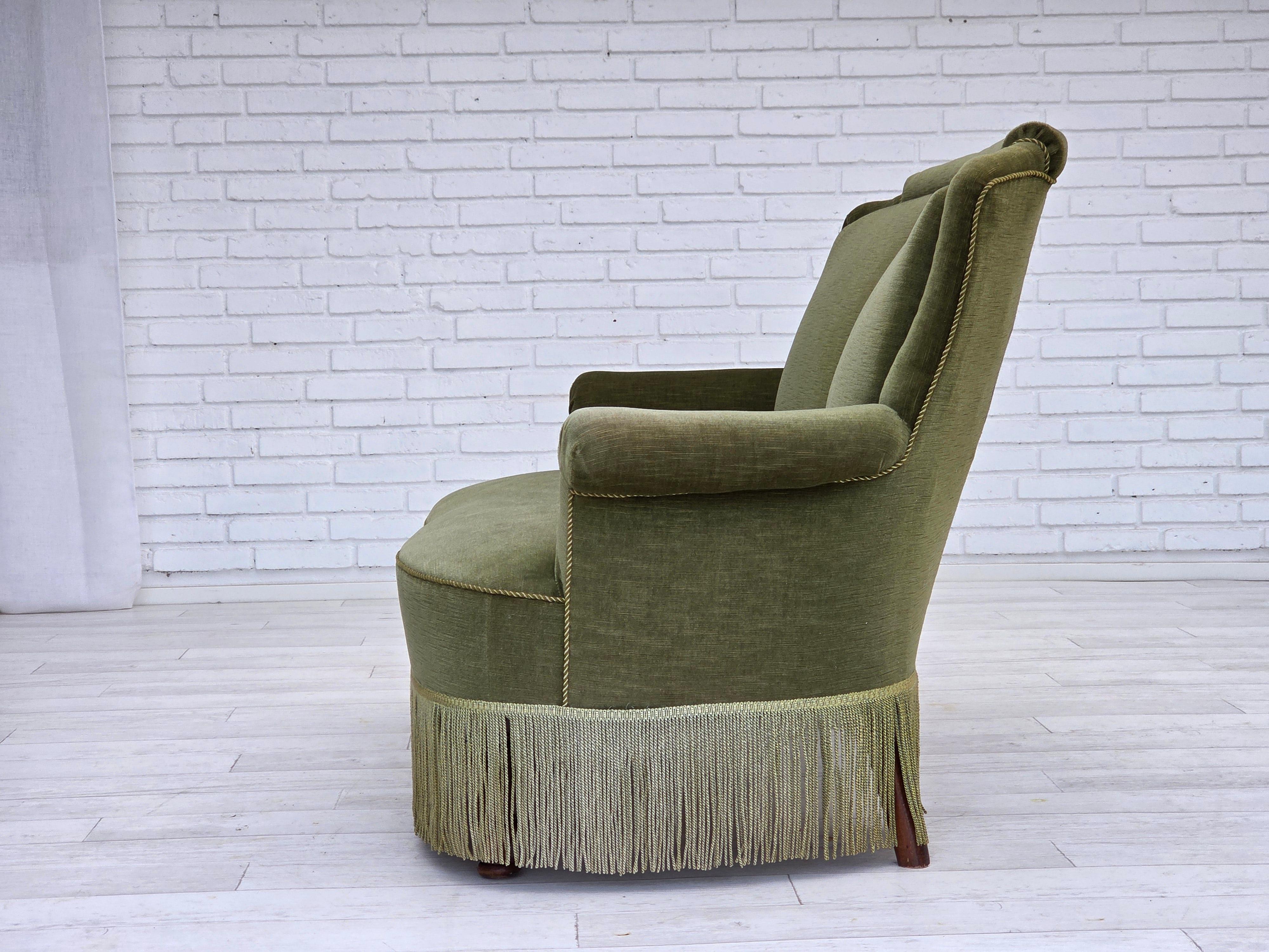 Anni '60, divano danese a 2 posti, velluto verde originale, gambe in legno di faggio. in vendita 10