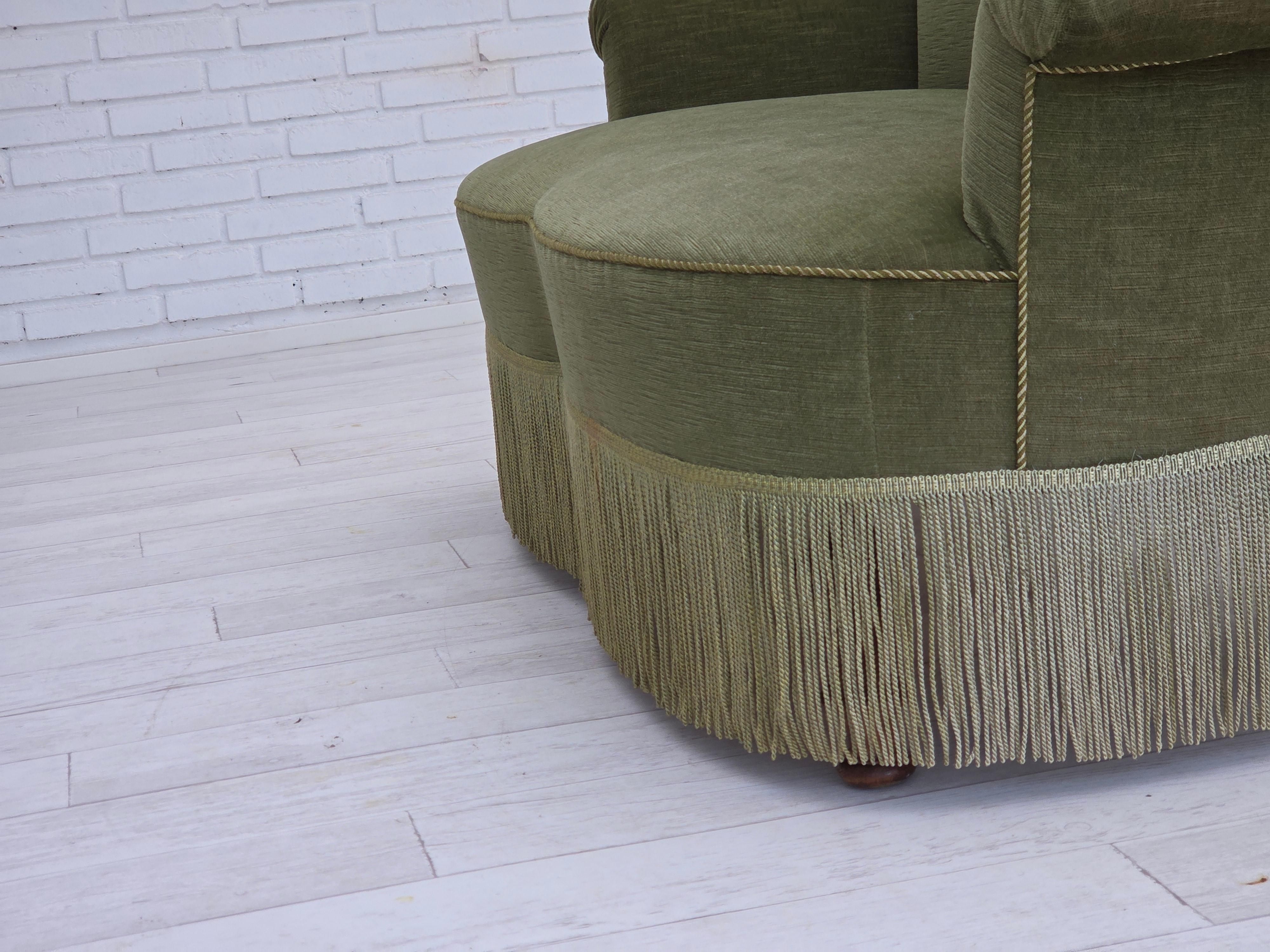 Anni '60, divano danese a 2 posti, velluto verde originale, gambe in legno di faggio. in vendita 11