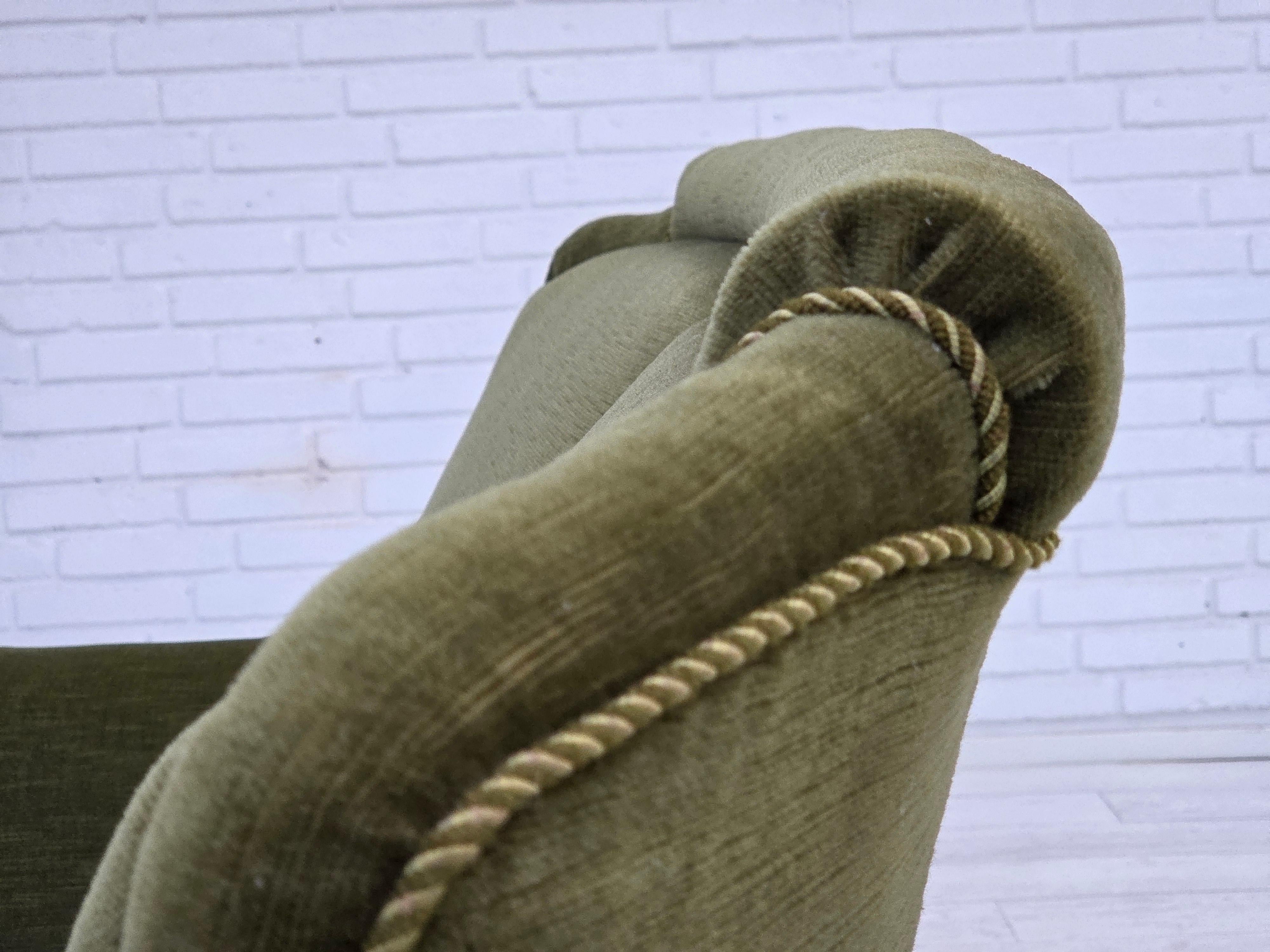 Anni '60, divano danese a 2 posti, velluto verde originale, gambe in legno di faggio. in vendita 12