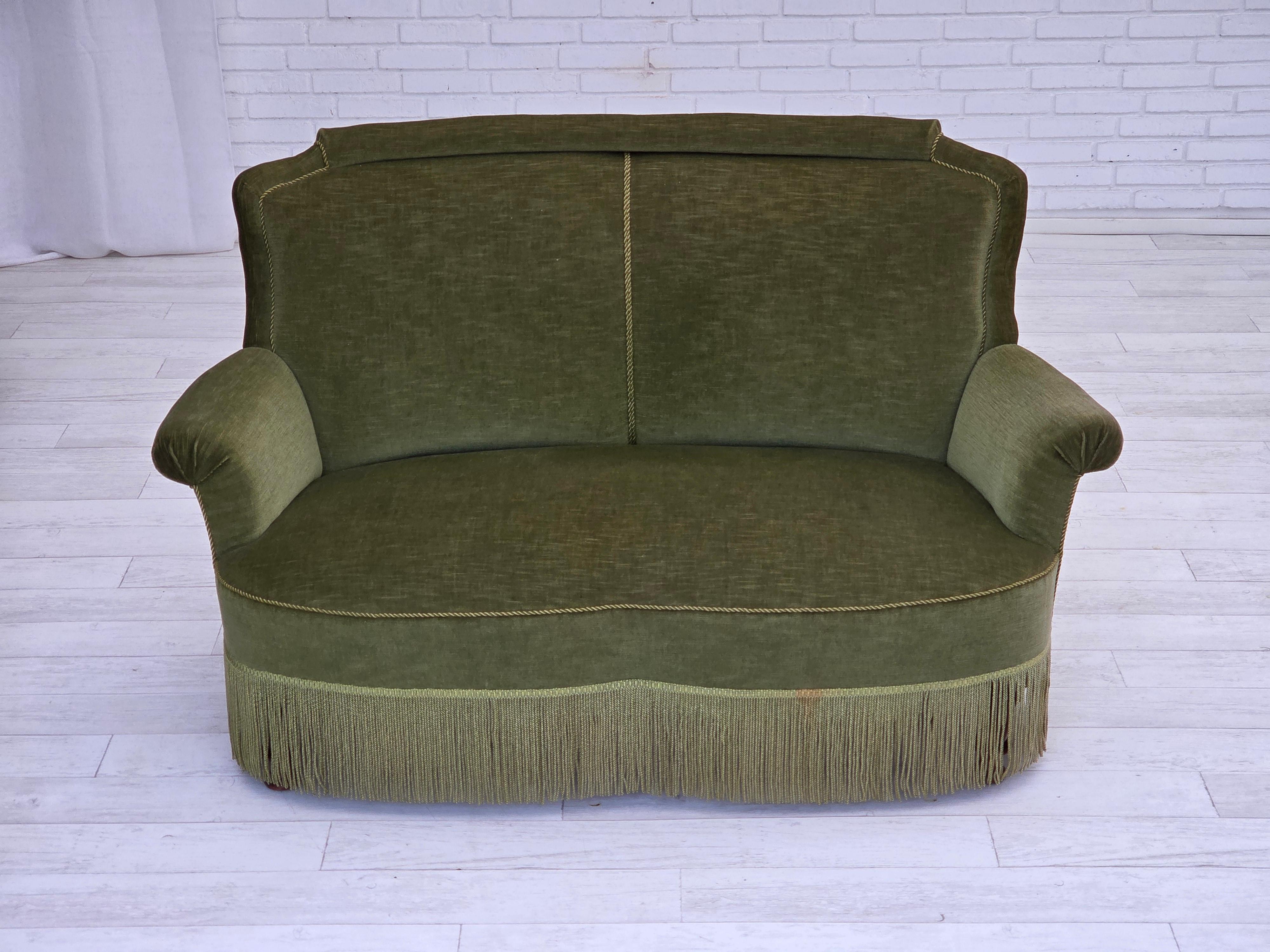 Divano danese a 2 posti degli anni '60. Velluto verde originale, gambe in legno di faggio, molle in ottone nella seduta. Condizioni originali molto buone: nessun odore, nessuna macchia e struttura stabile. Prodotto da un produttore di mobili danese