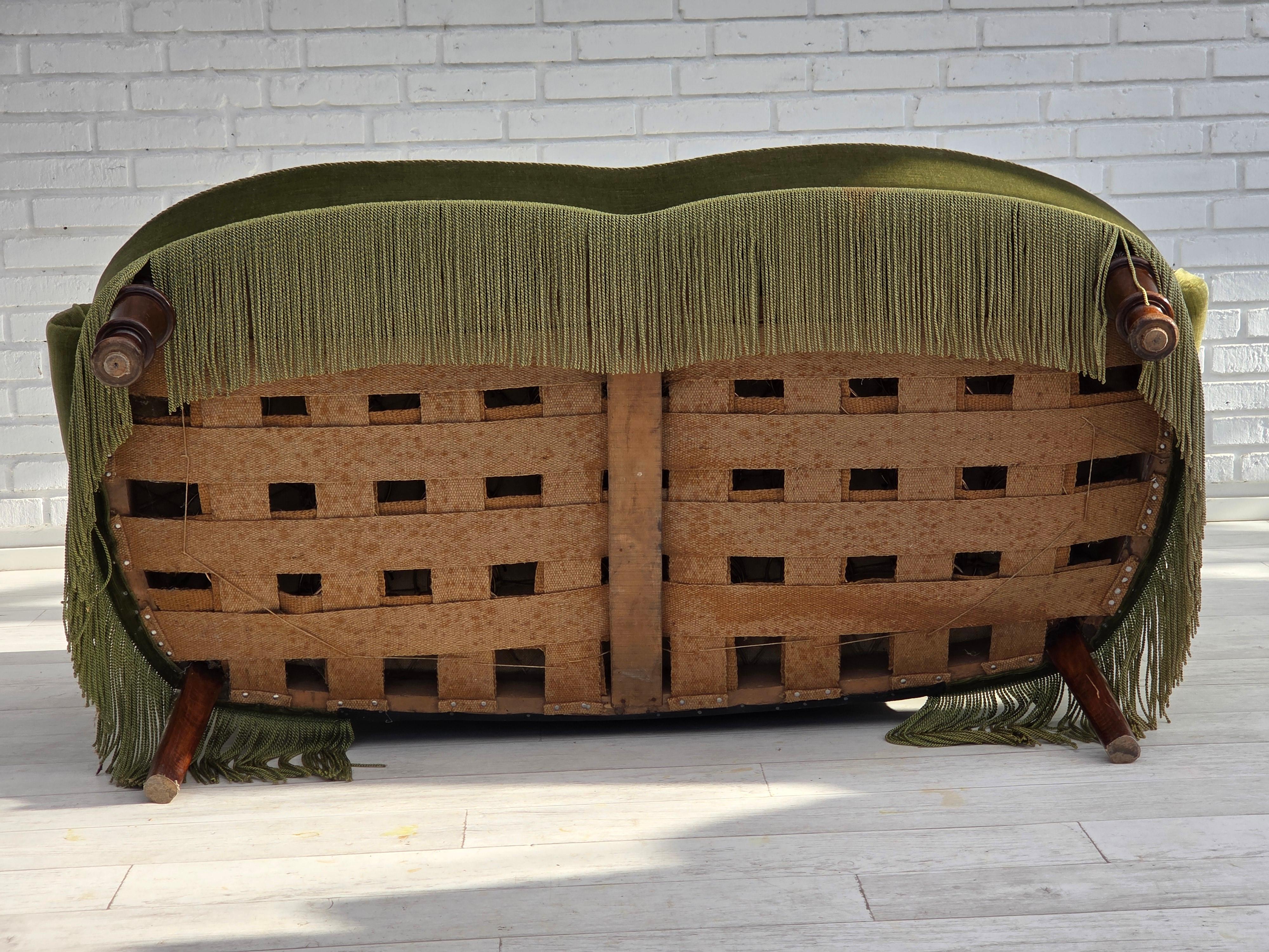 Anni '60, divano danese a 2 posti, velluto verde originale, gambe in legno di faggio. in vendita 13