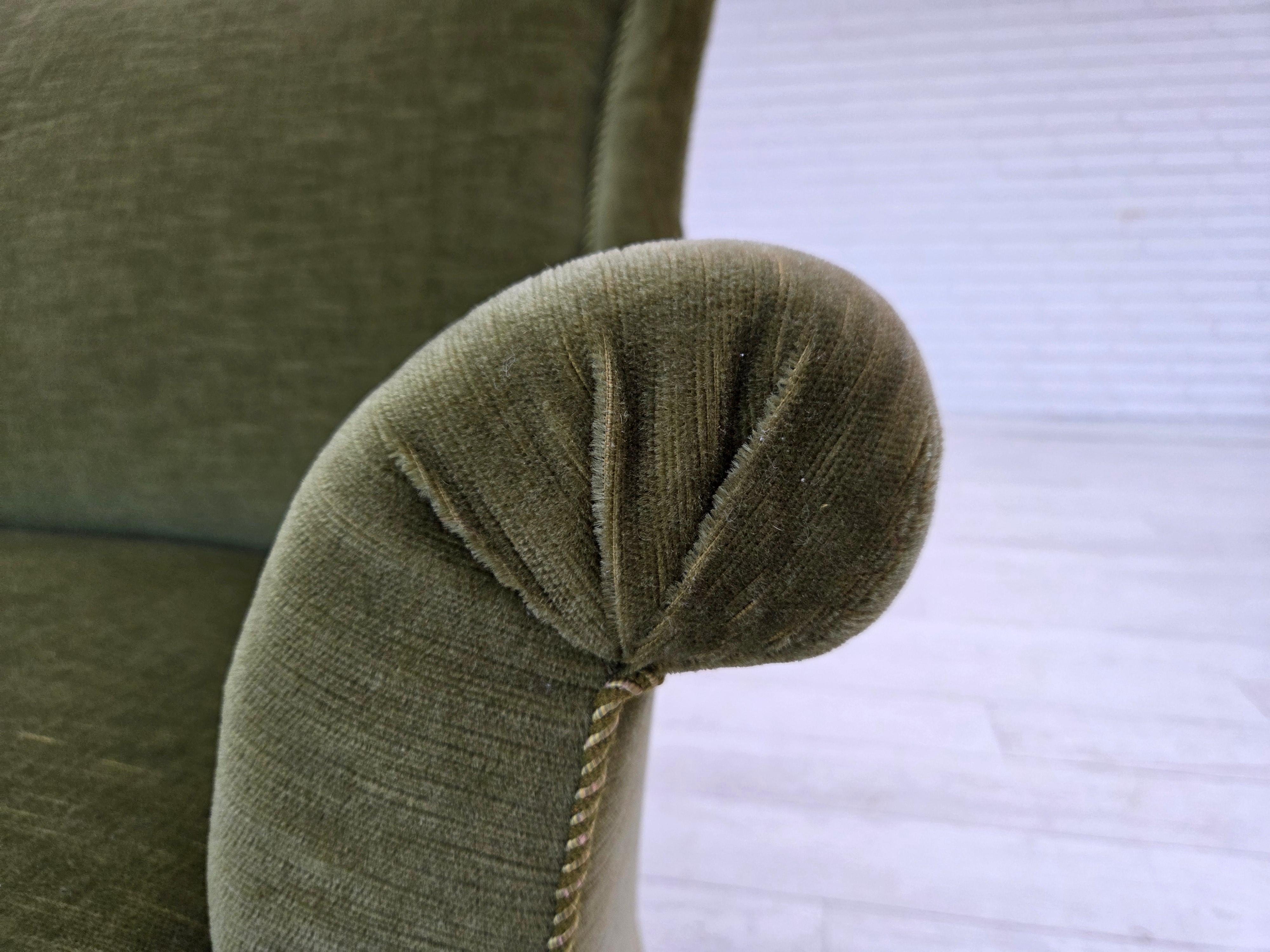 Scandinavo moderno Anni '60, divano danese a 2 posti, velluto verde originale, gambe in legno di faggio. in vendita