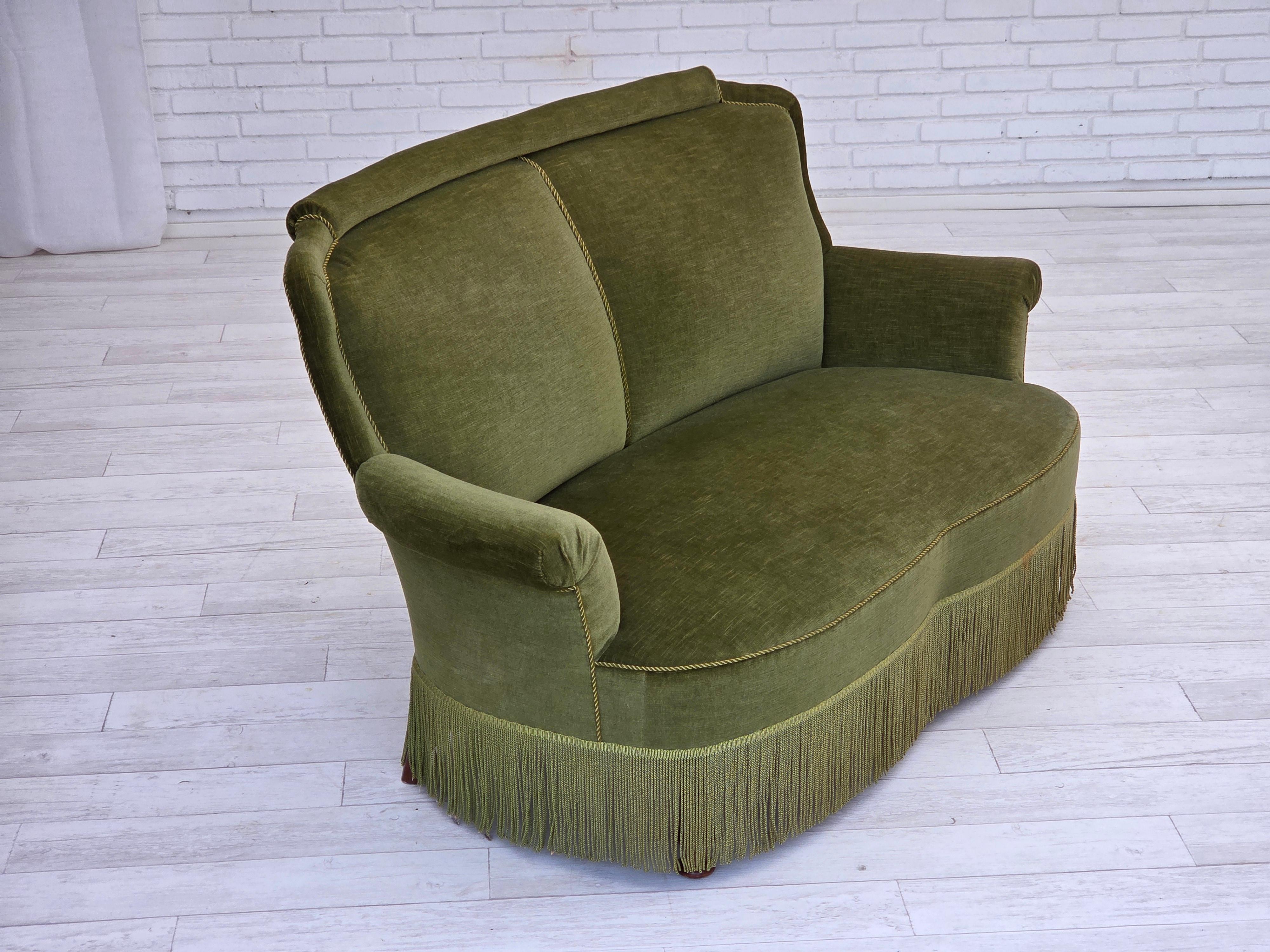 Anni '60, divano danese a 2 posti, velluto verde originale, gambe in legno di faggio. In condizioni buone in vendita a Tarm, 82