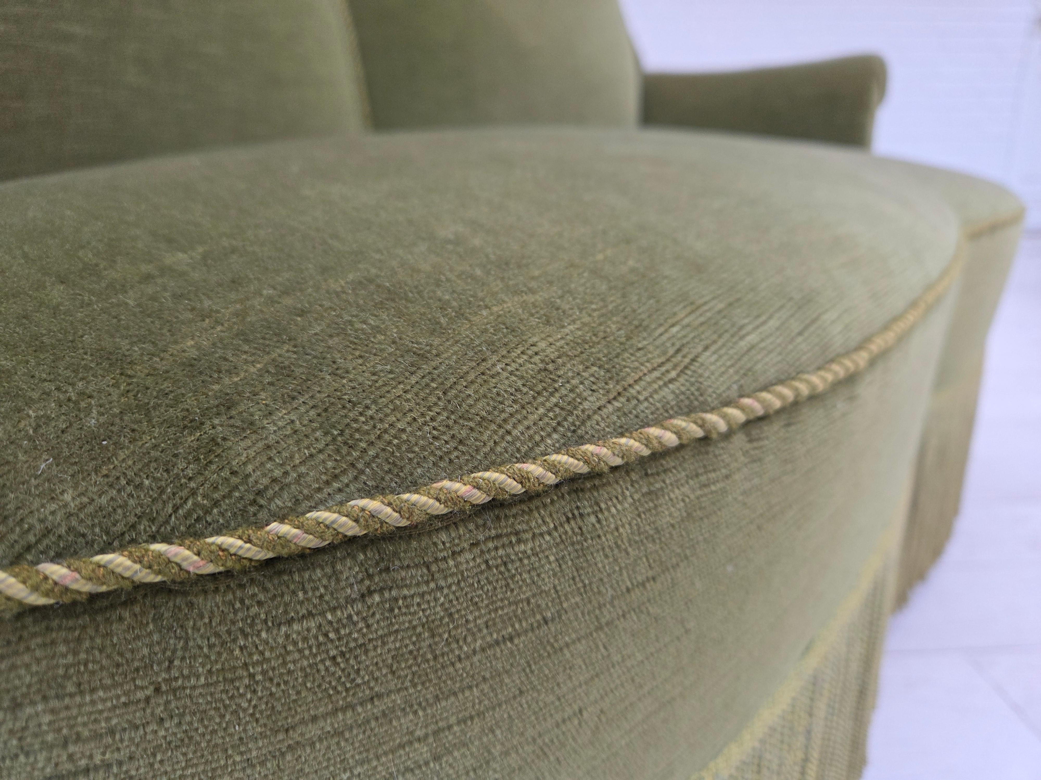 Metà XX secolo Anni '60, divano danese a 2 posti, velluto verde originale, gambe in legno di faggio. in vendita