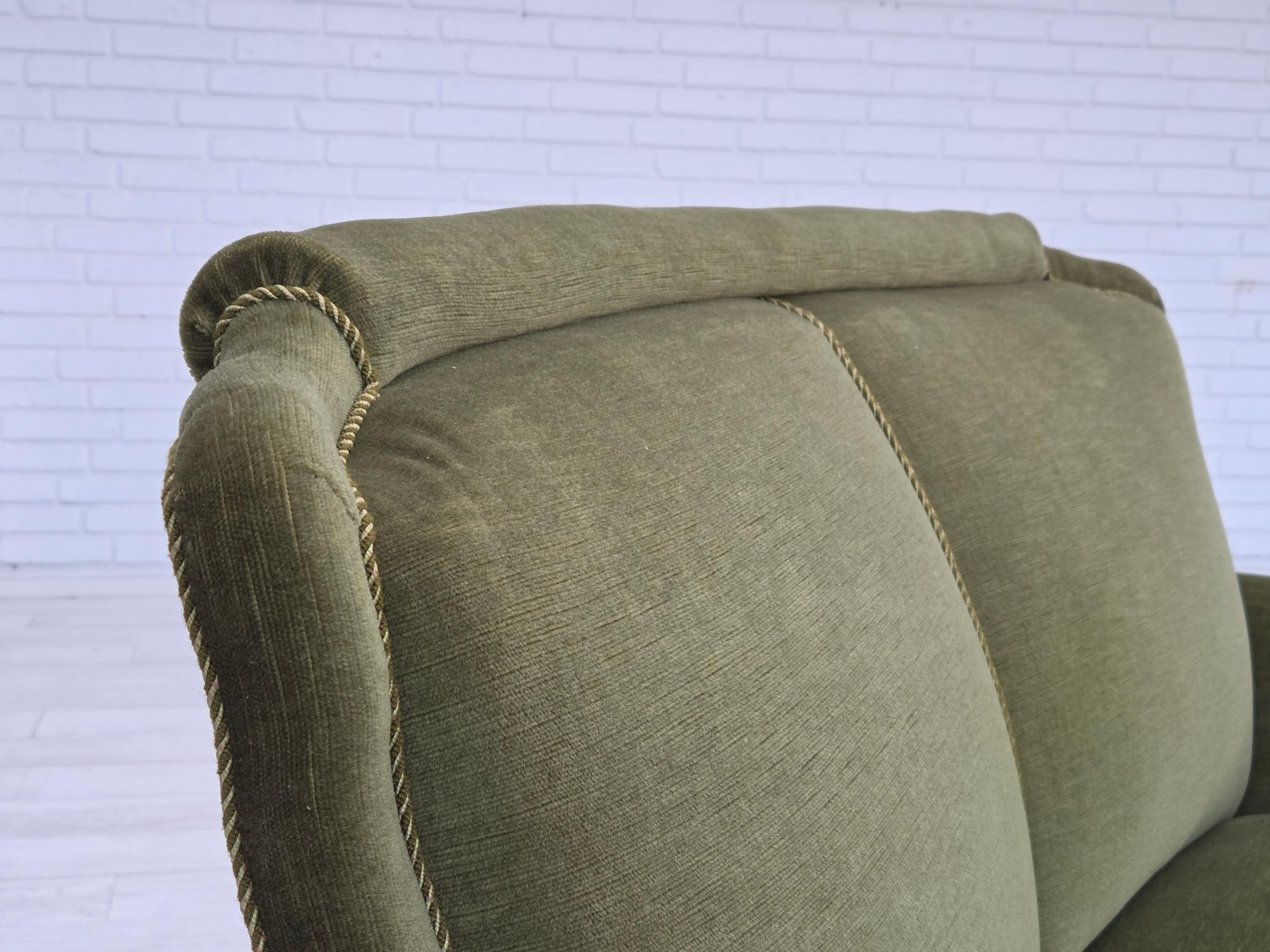 Velluto Anni '60, divano danese a 2 posti, velluto verde originale, gambe in legno di faggio. in vendita
