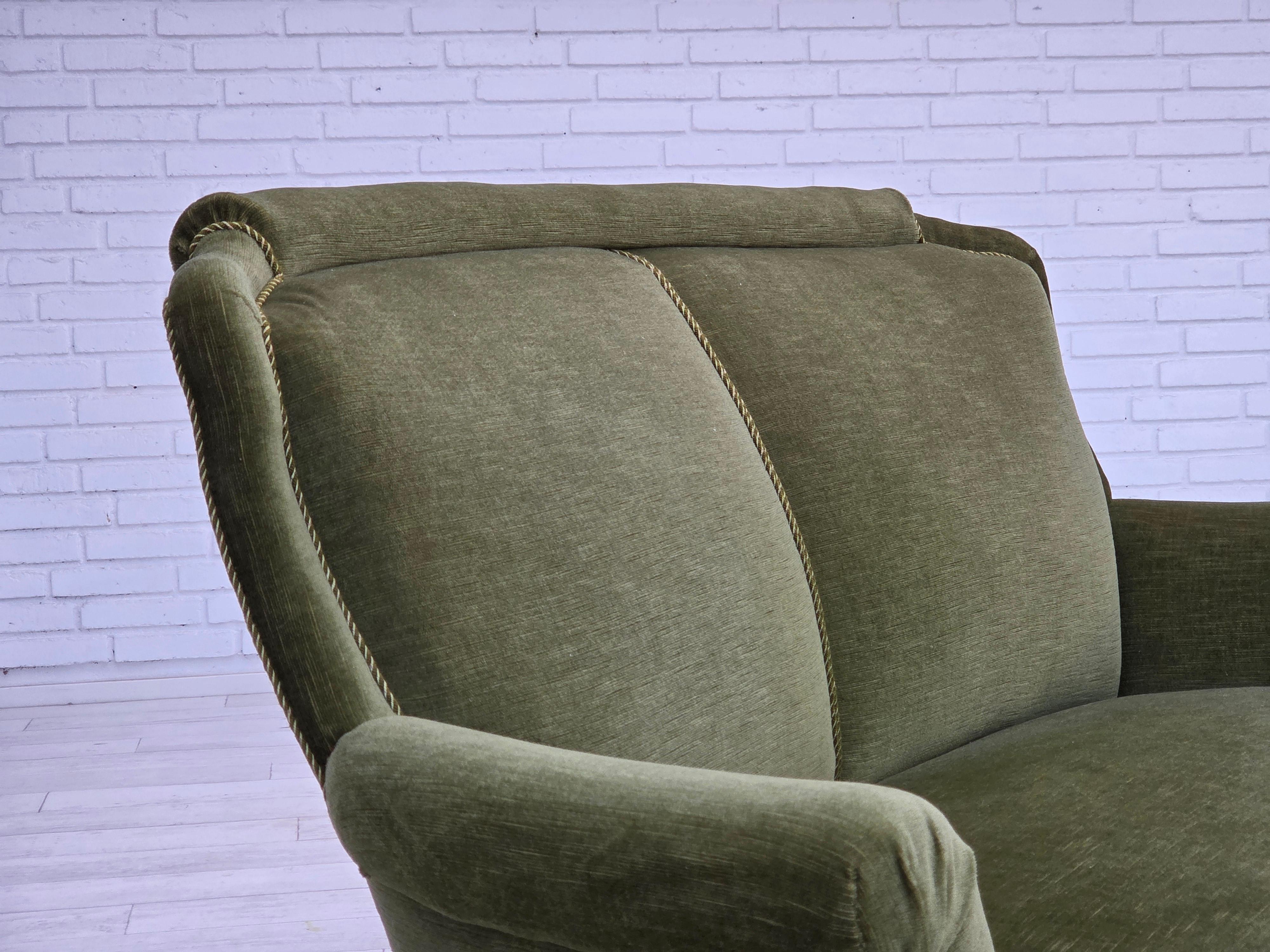 Anni '60, divano danese a 2 posti, velluto verde originale, gambe in legno di faggio. in vendita 1