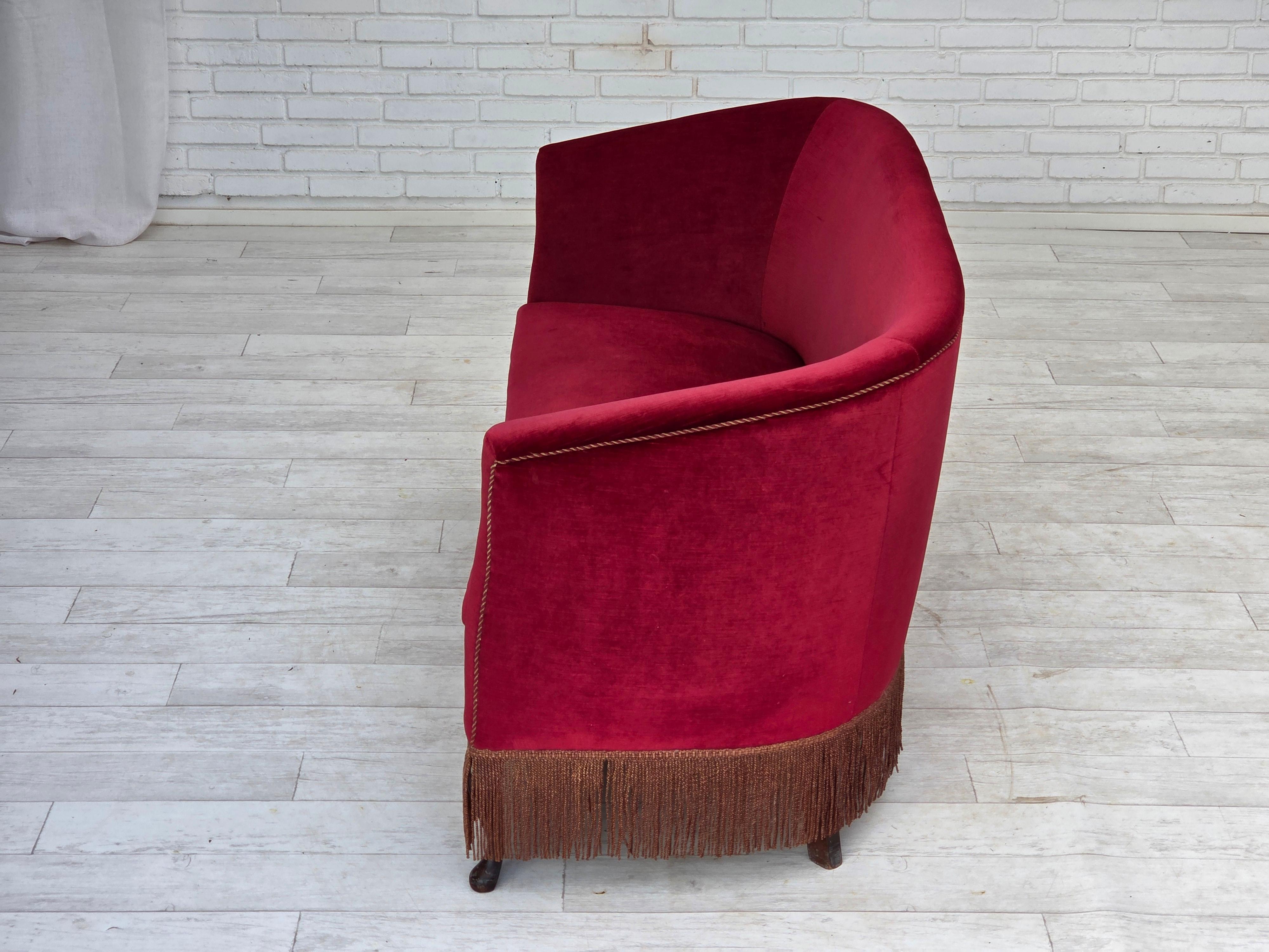 Anni '60, divano danese a 2 posti, velluto rosso da arredamento, gambe in legno di frassino. in vendita 3