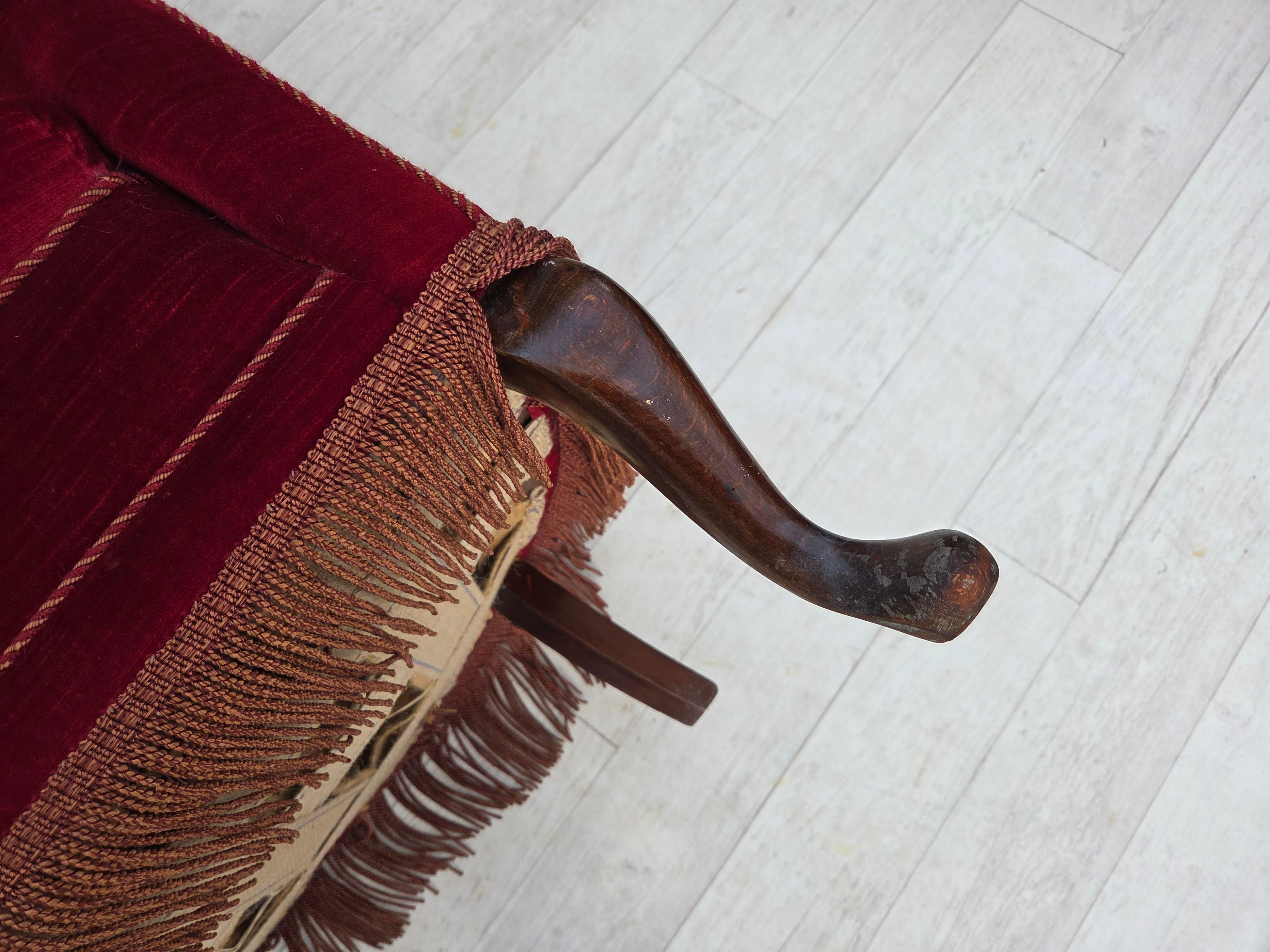Anni '60, divano danese a 2 posti, velluto rosso da arredamento, gambe in legno di frassino. in vendita 5