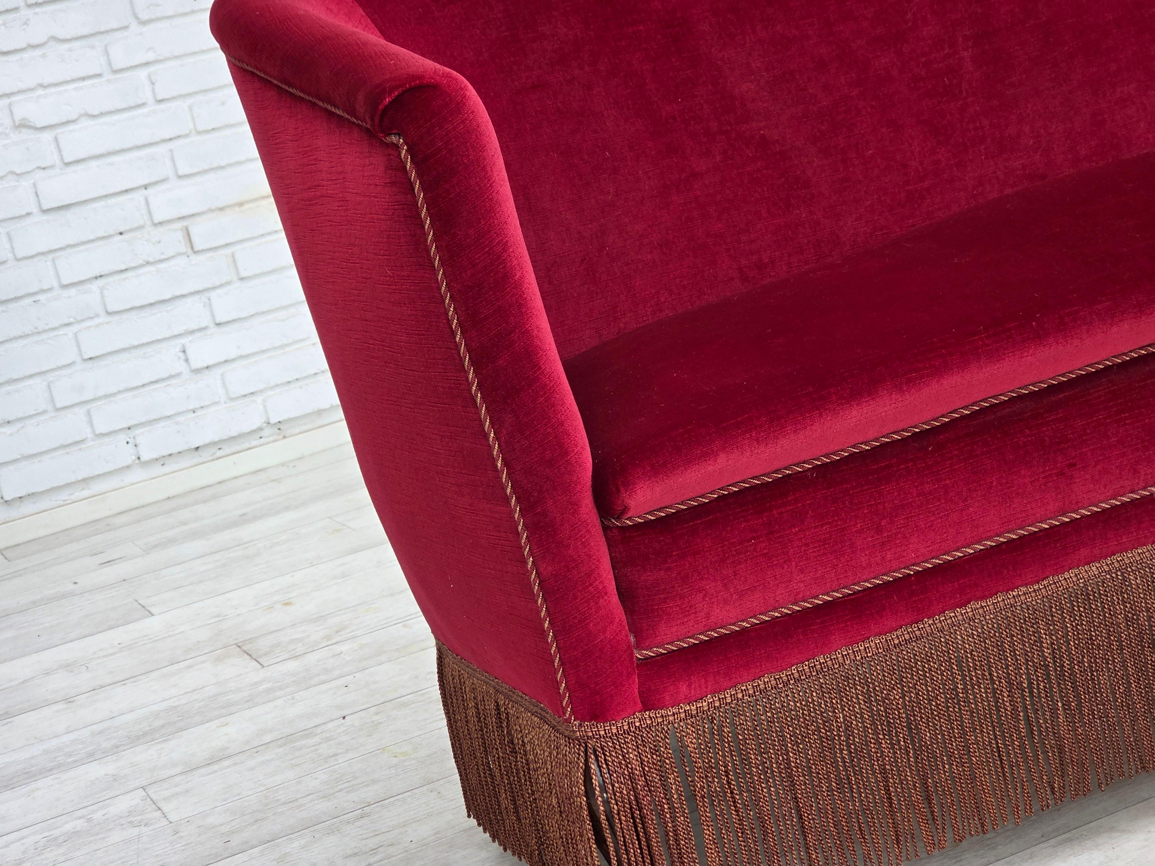 Anni '60, divano danese a 2 posti, velluto rosso da arredamento, gambe in legno di frassino. in vendita 7