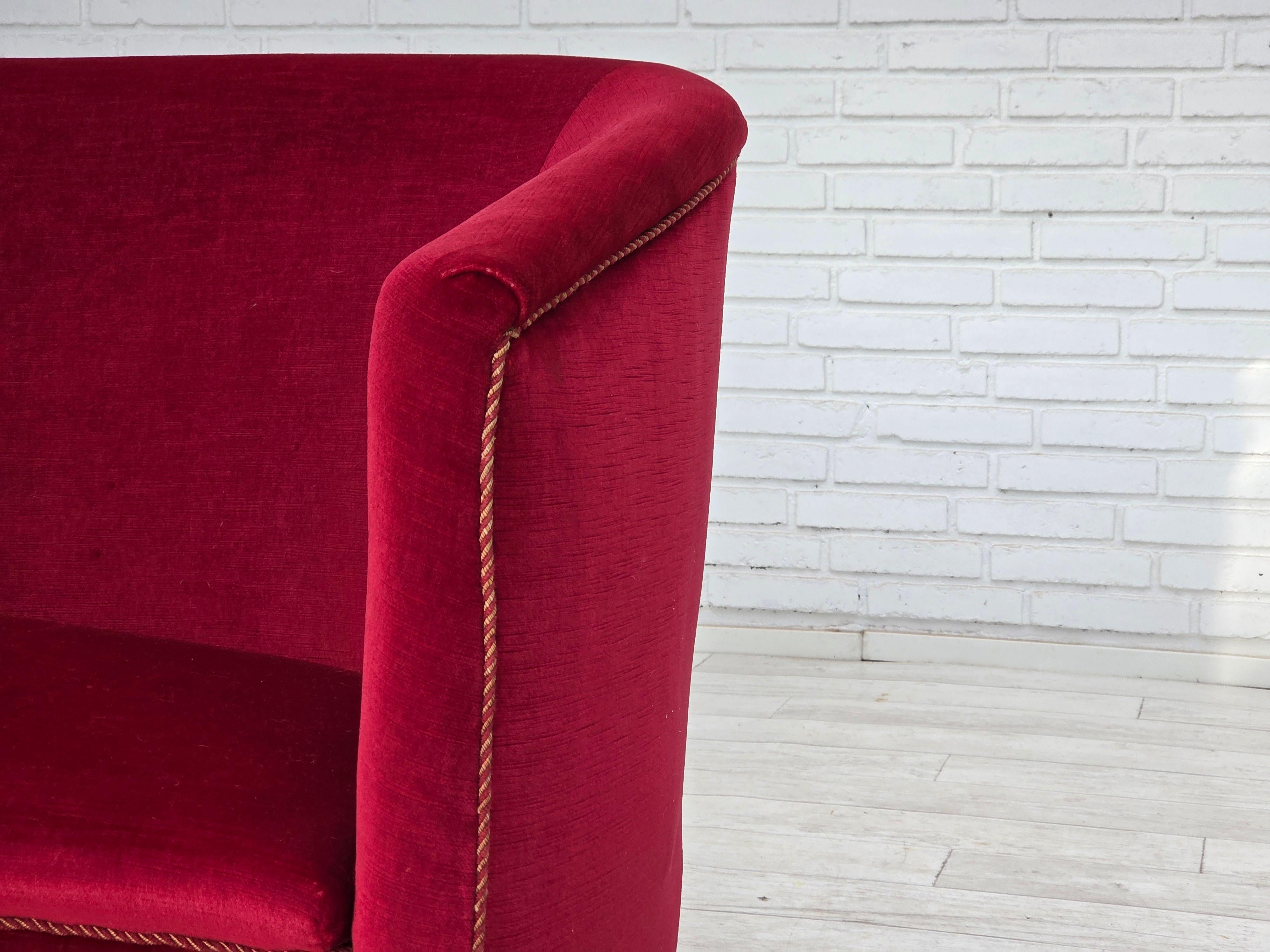 Anni '60, divano danese a 2 posti, velluto rosso da arredamento, gambe in legno di frassino. in vendita 8