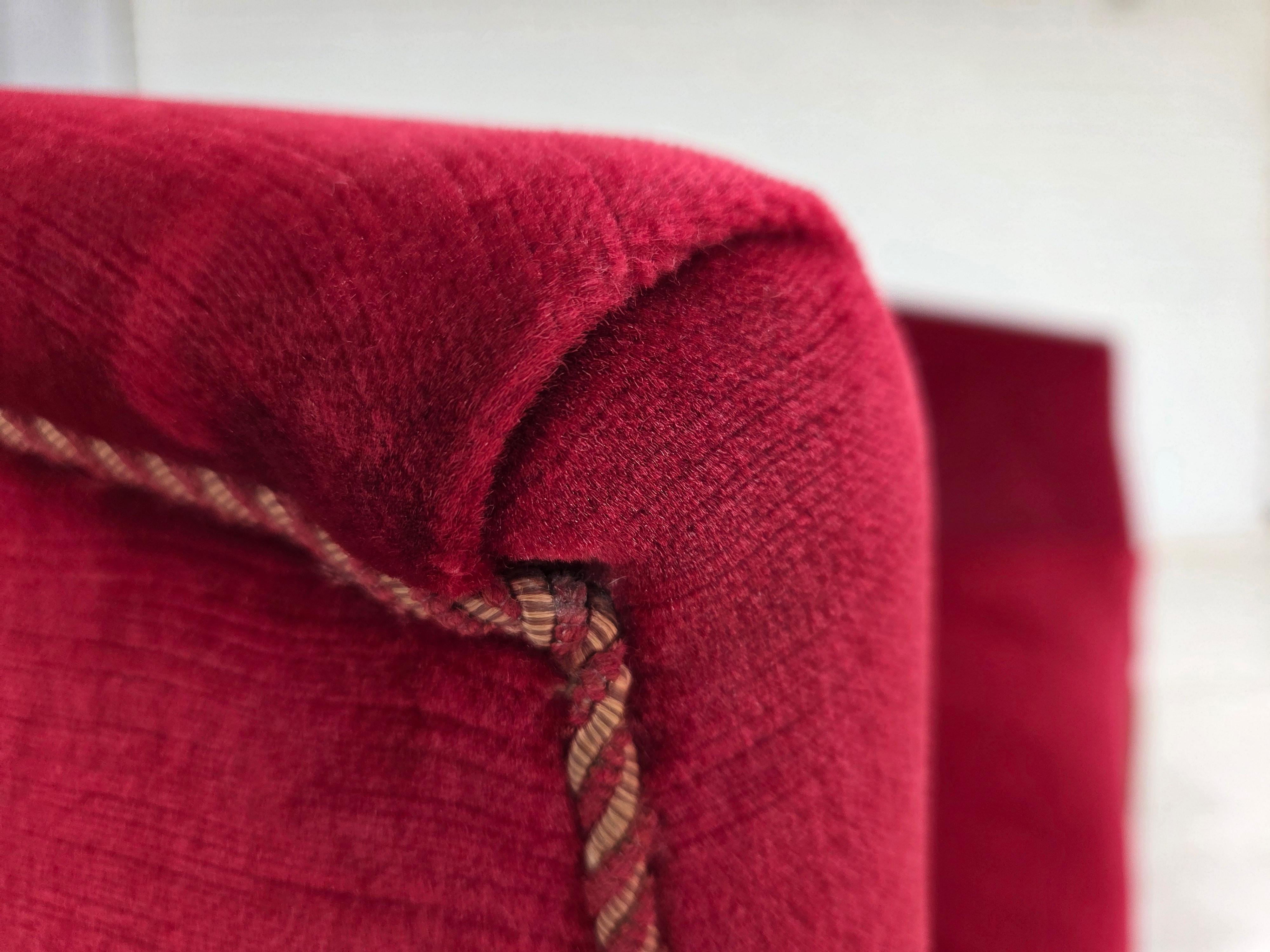 Anni '60, divano danese a 2 posti, velluto rosso da arredamento, gambe in legno di frassino. in vendita 9