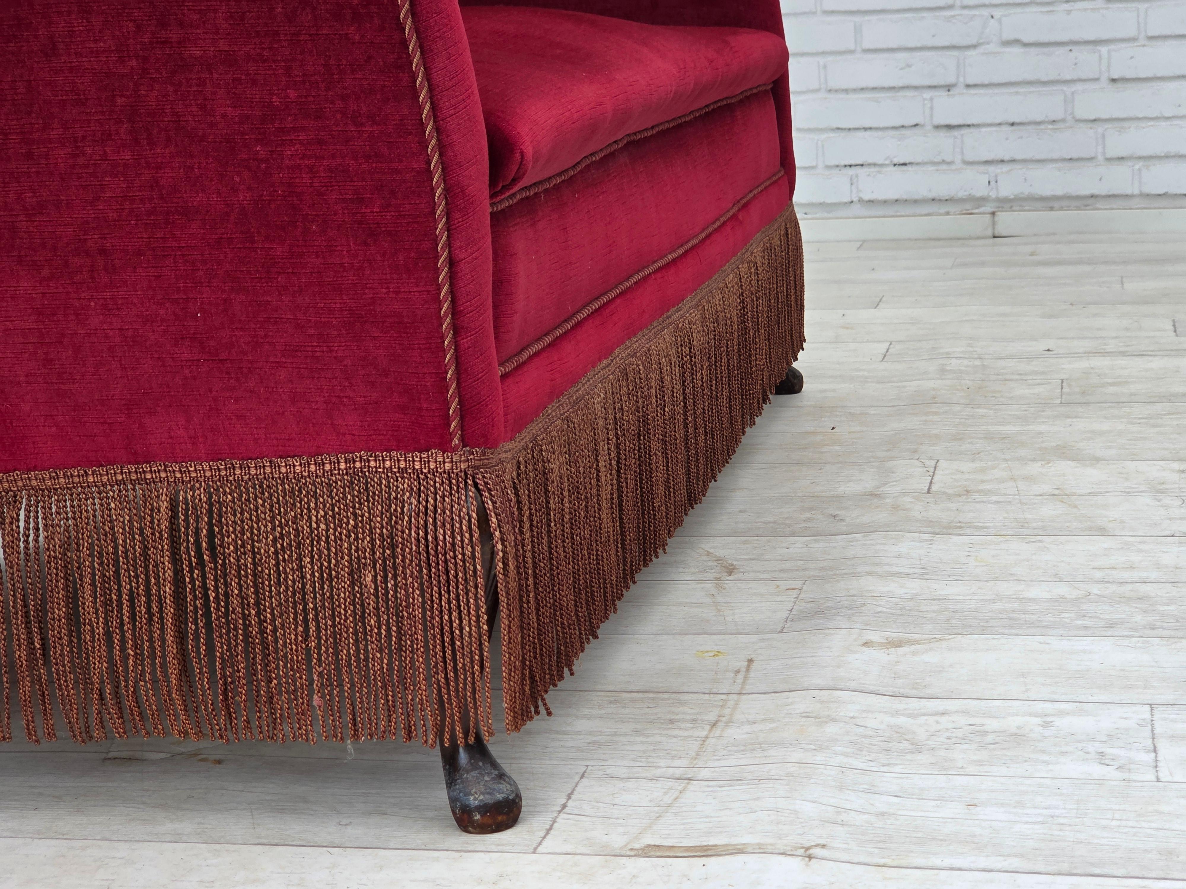 Anni '60, divano danese a 2 posti, velluto rosso da arredamento, gambe in legno di frassino. in vendita 10
