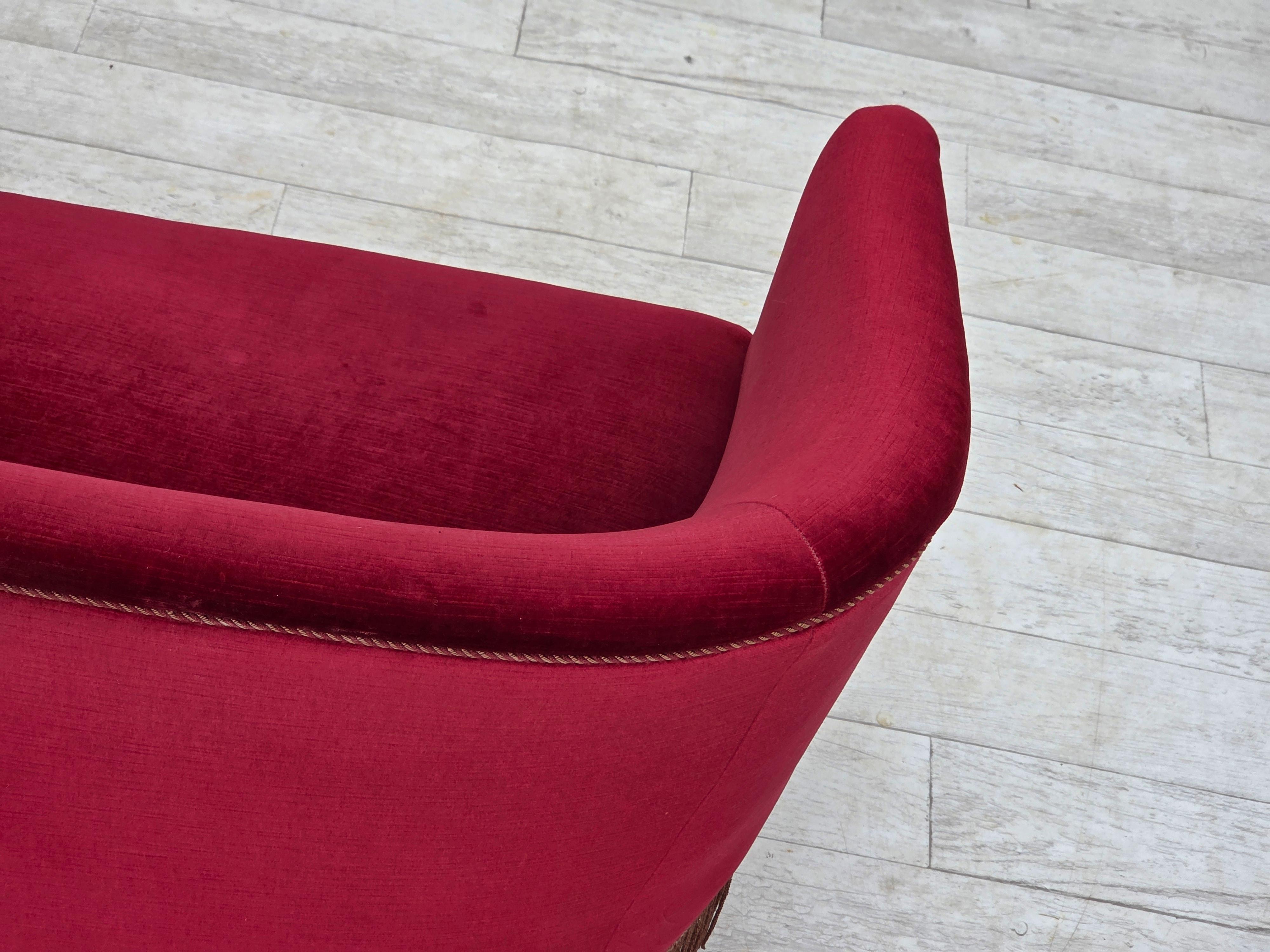 Anni '60, divano danese a 2 posti, velluto rosso da arredamento, gambe in legno di frassino. in vendita 11