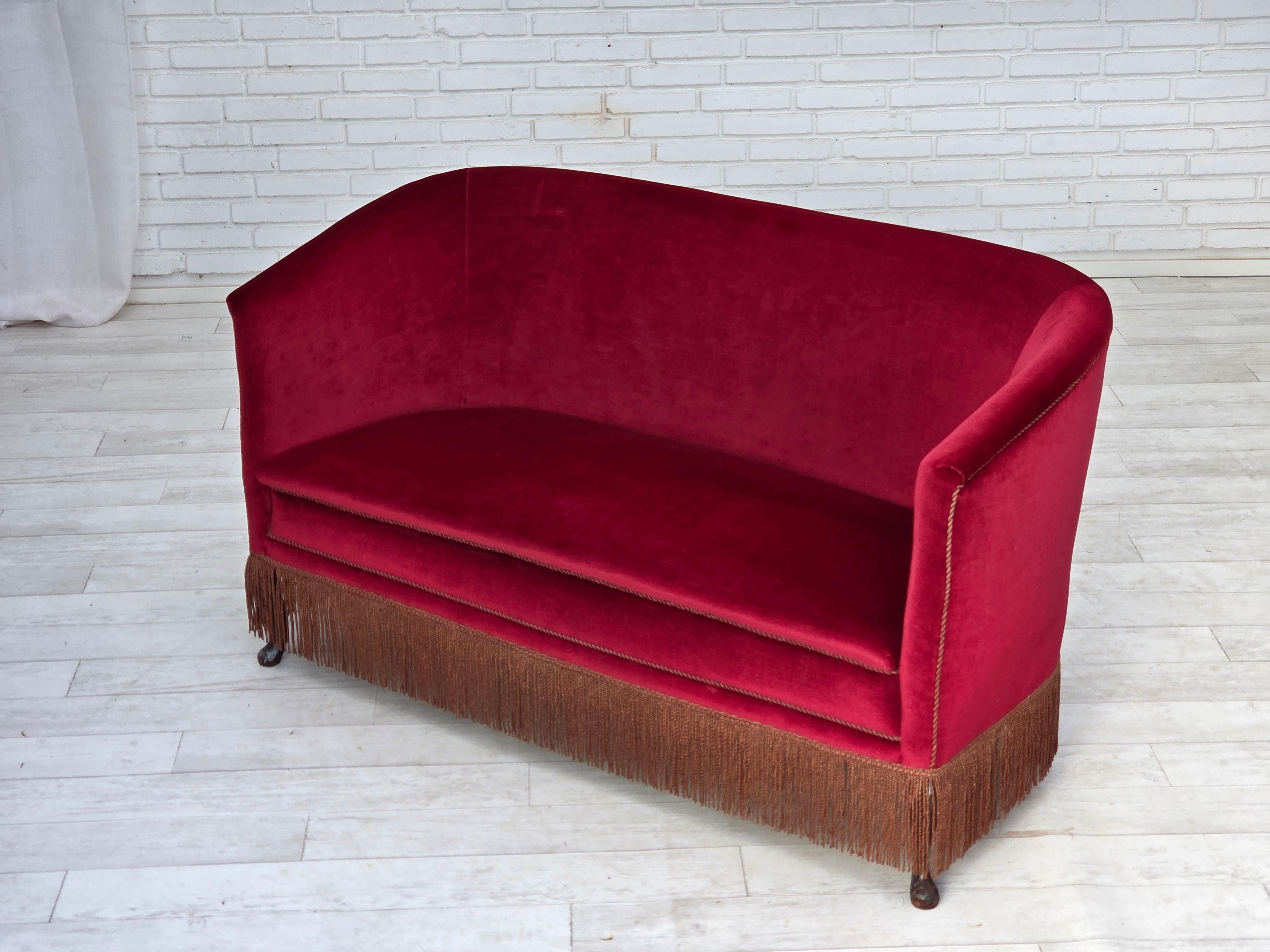 Anni '60, divano danese a 2 posti, velluto rosso da arredamento, gambe in legno di frassino. in vendita 12
