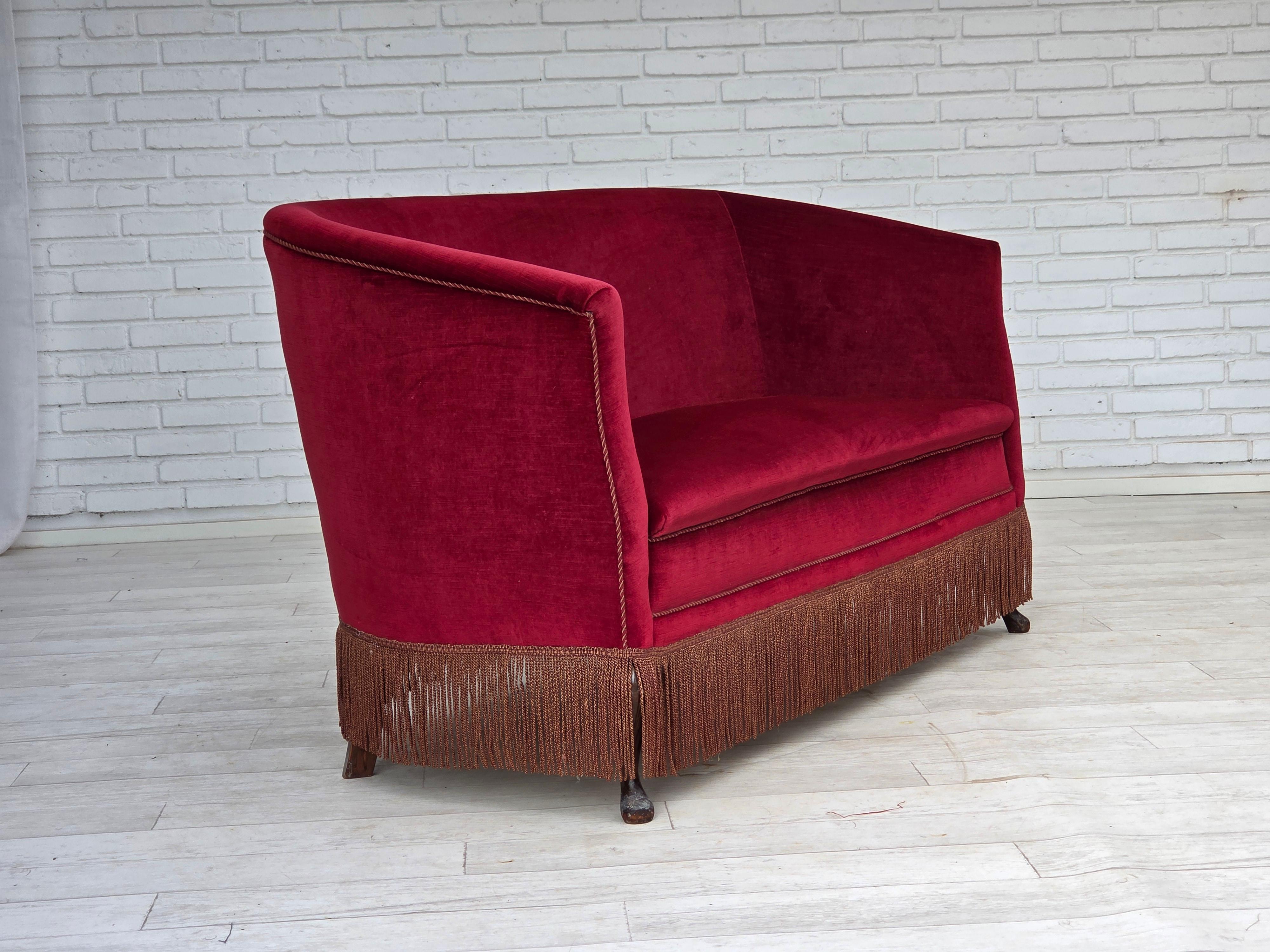 Scandinavo moderno Anni '60, divano danese a 2 posti, velluto rosso da arredamento, gambe in legno di frassino. in vendita