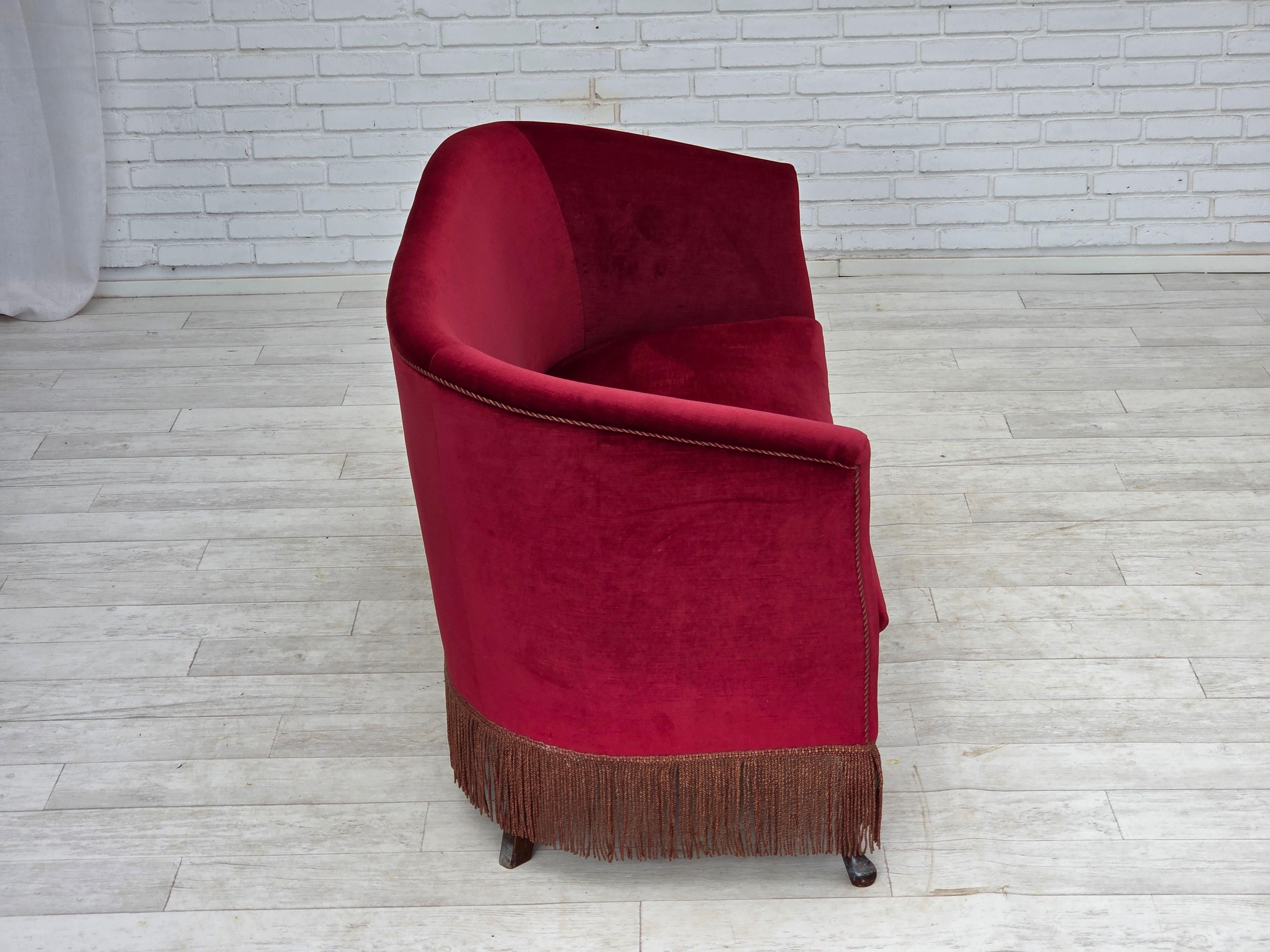 Danese Anni '60, divano danese a 2 posti, velluto rosso da arredamento, gambe in legno di frassino. in vendita