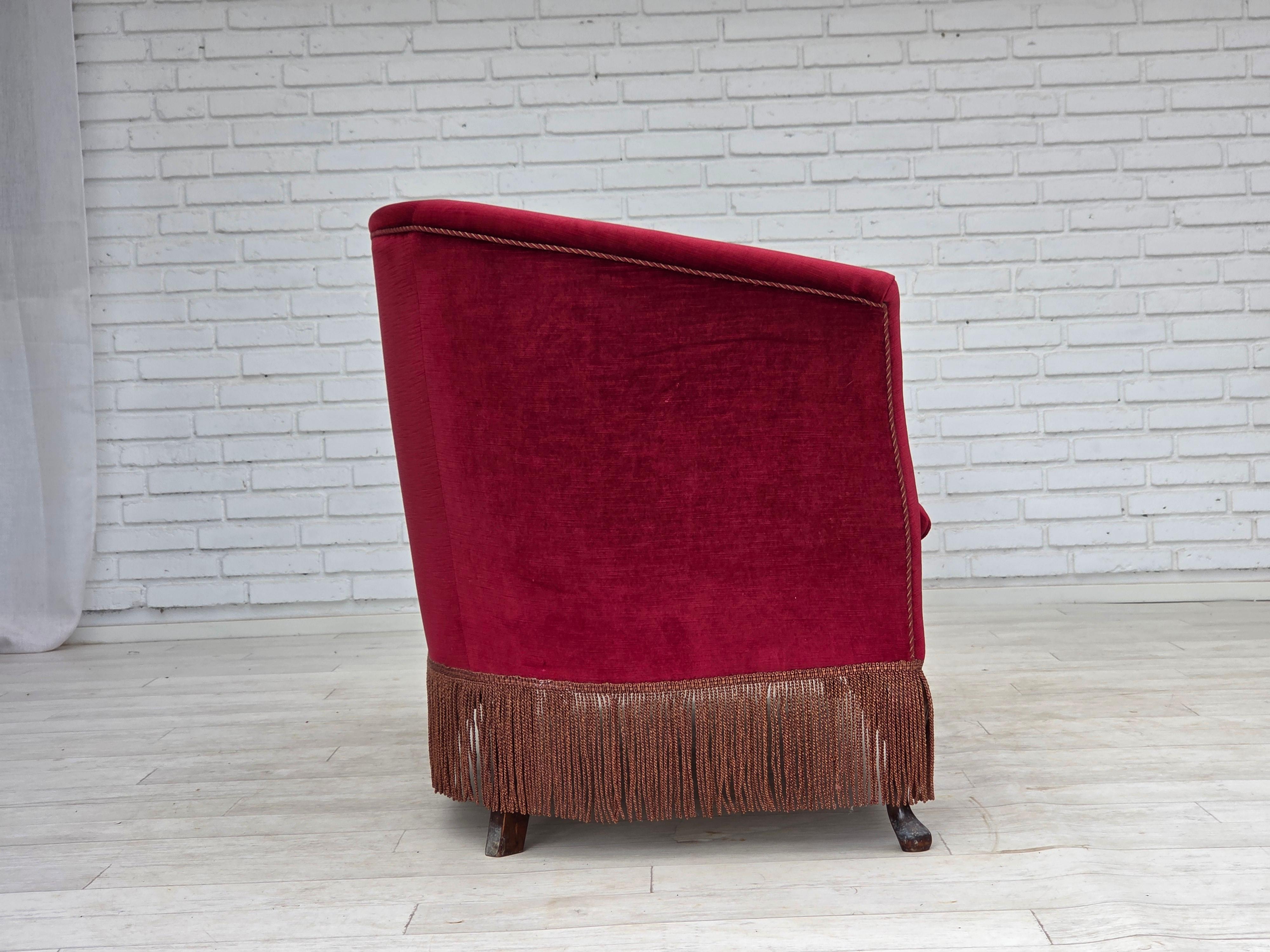 Anni '60, divano danese a 2 posti, velluto rosso da arredamento, gambe in legno di frassino. In condizioni buone in vendita a Tarm, 82