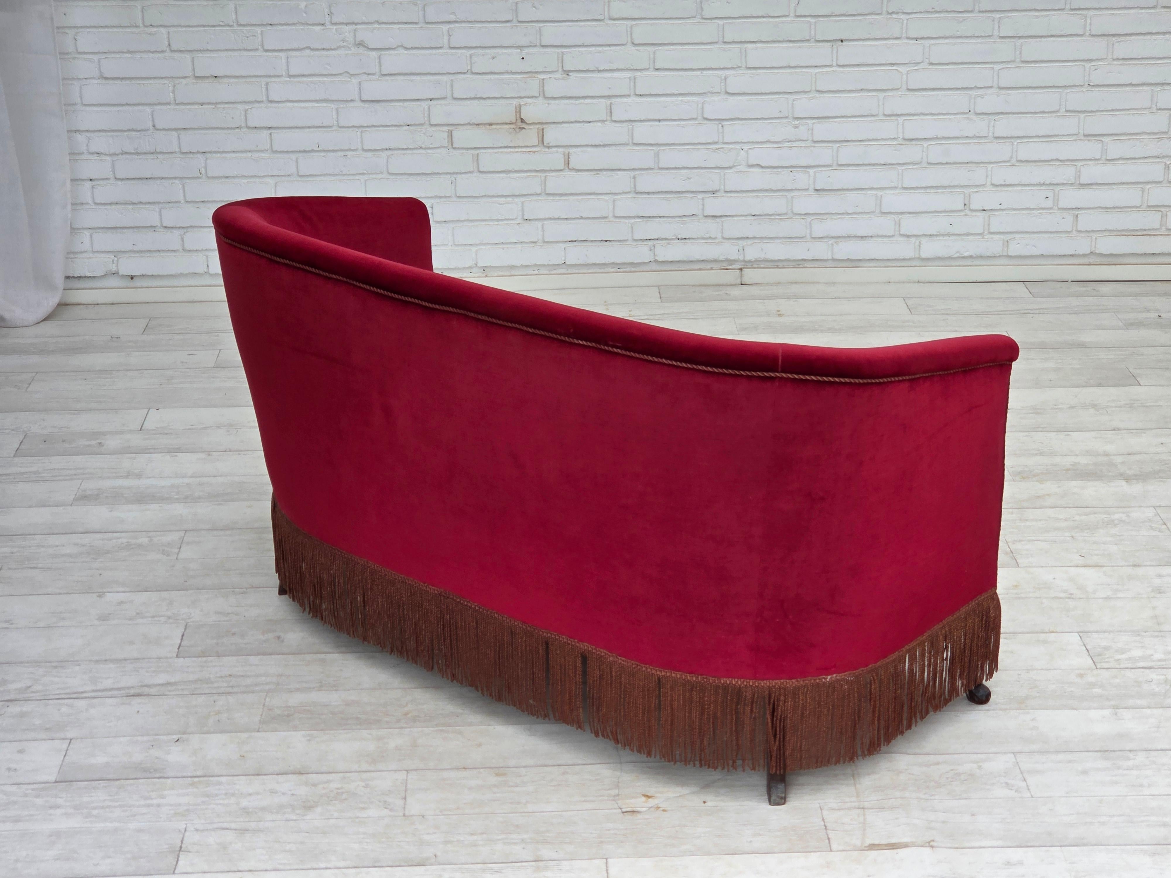 Metà XX secolo Anni '60, divano danese a 2 posti, velluto rosso da arredamento, gambe in legno di frassino. in vendita