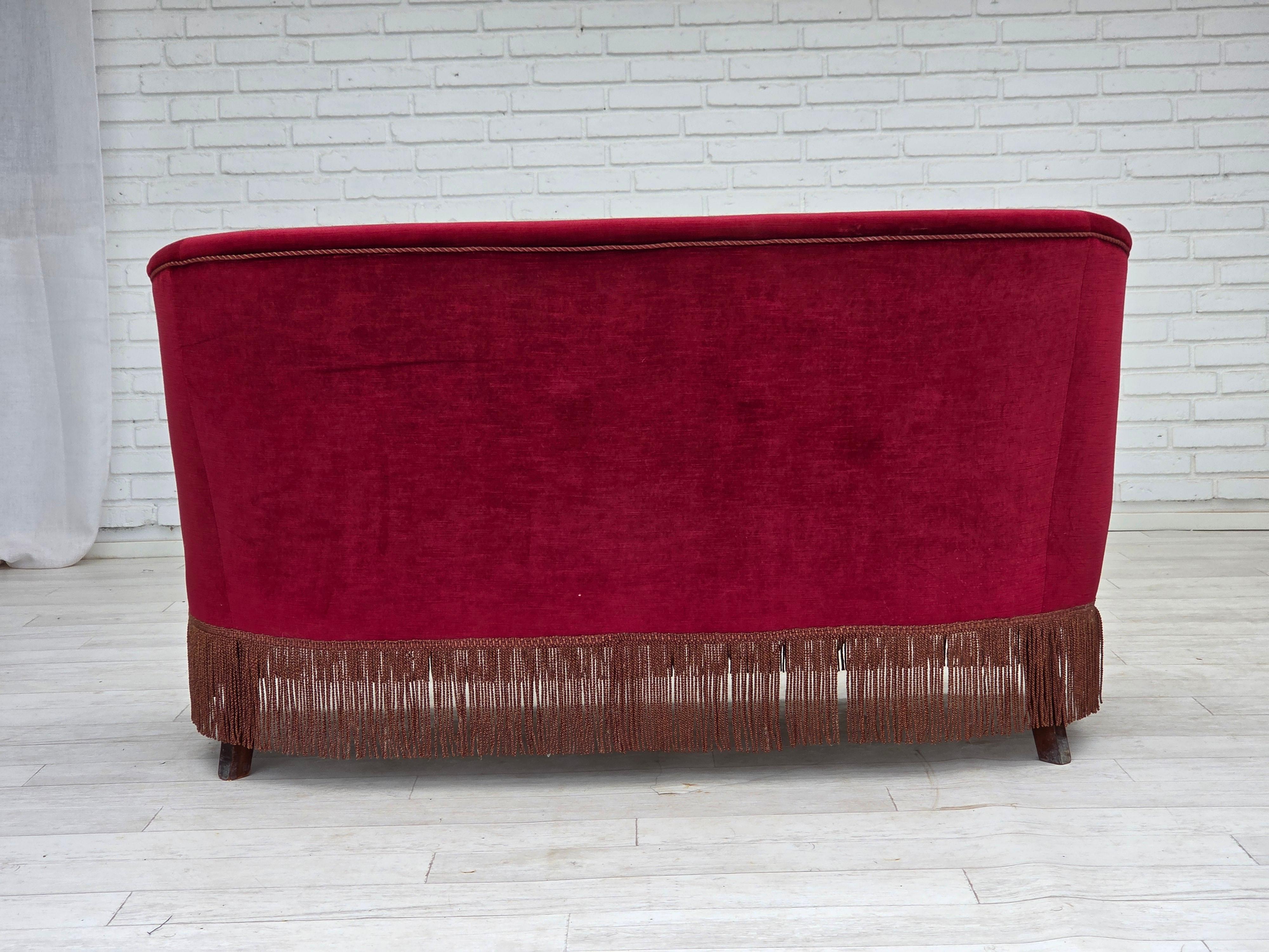 Velluto Anni '60, divano danese a 2 posti, velluto rosso da arredamento, gambe in legno di frassino. in vendita