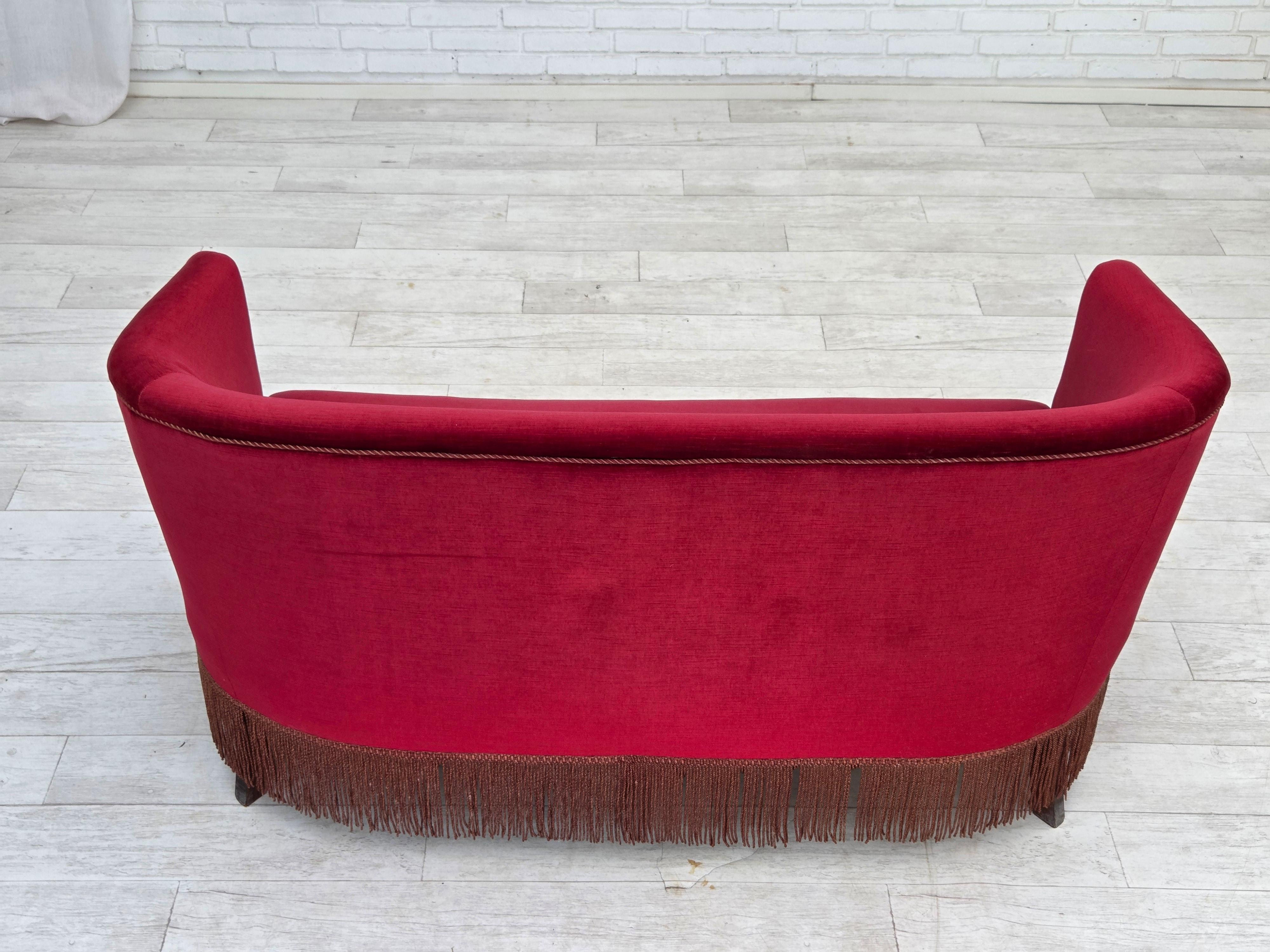 Anni '60, divano danese a 2 posti, velluto rosso da arredamento, gambe in legno di frassino. in vendita 1