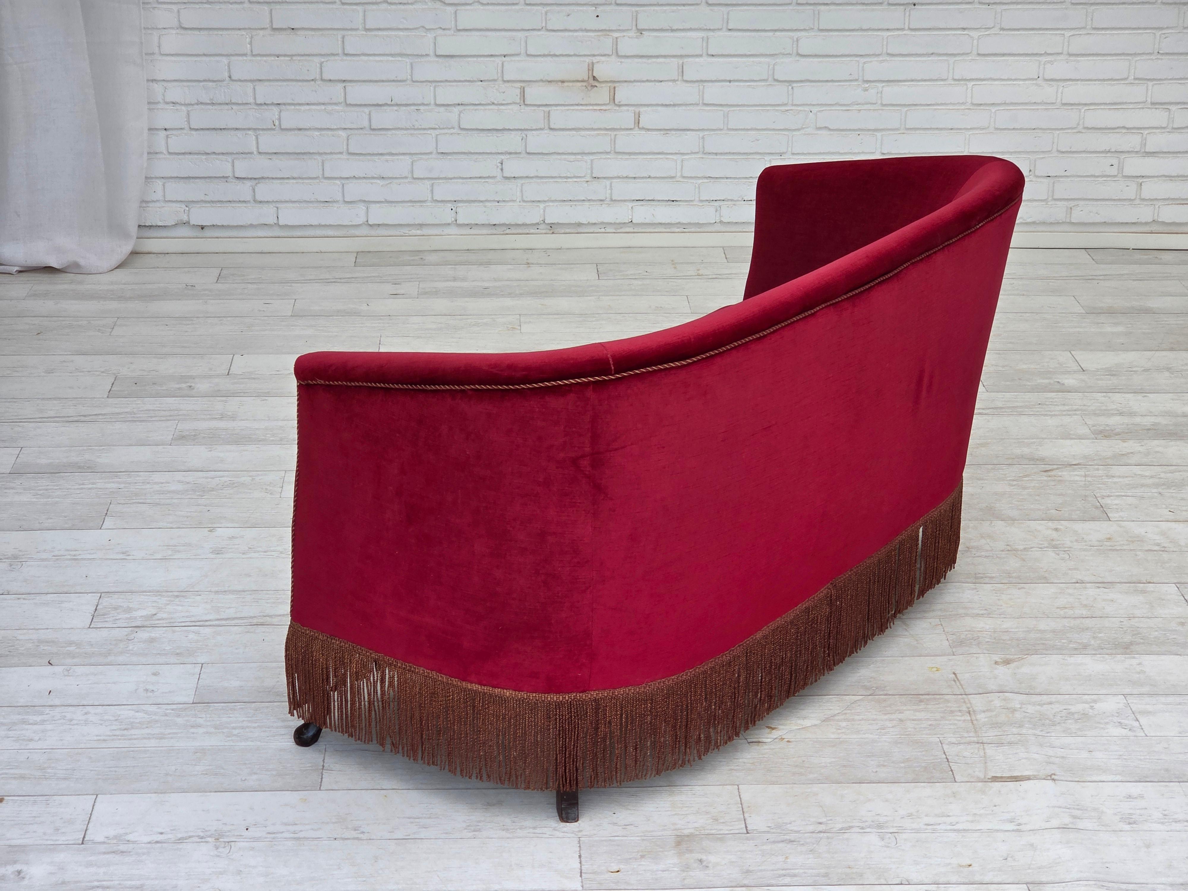Anni '60, divano danese a 2 posti, velluto rosso da arredamento, gambe in legno di frassino. in vendita 2