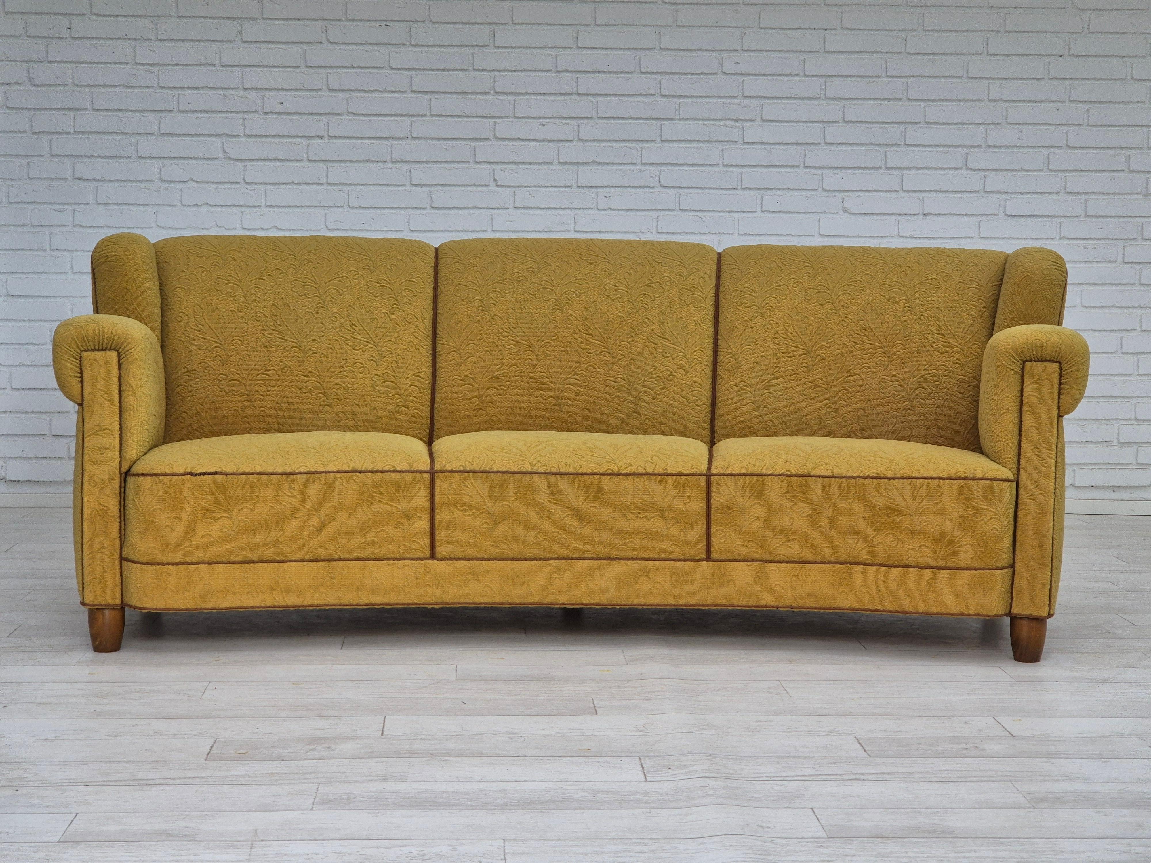 Années 1960, design danois par Edmund Jørgensen. Canapé 3 places en très bon état d'origine : pas d'odeurs ni de taches. Meuble en tissu laine/coton, pieds en bois de Beeche, ressorts en laiton dans l'assise. Fabriqué par le maître fabricant de