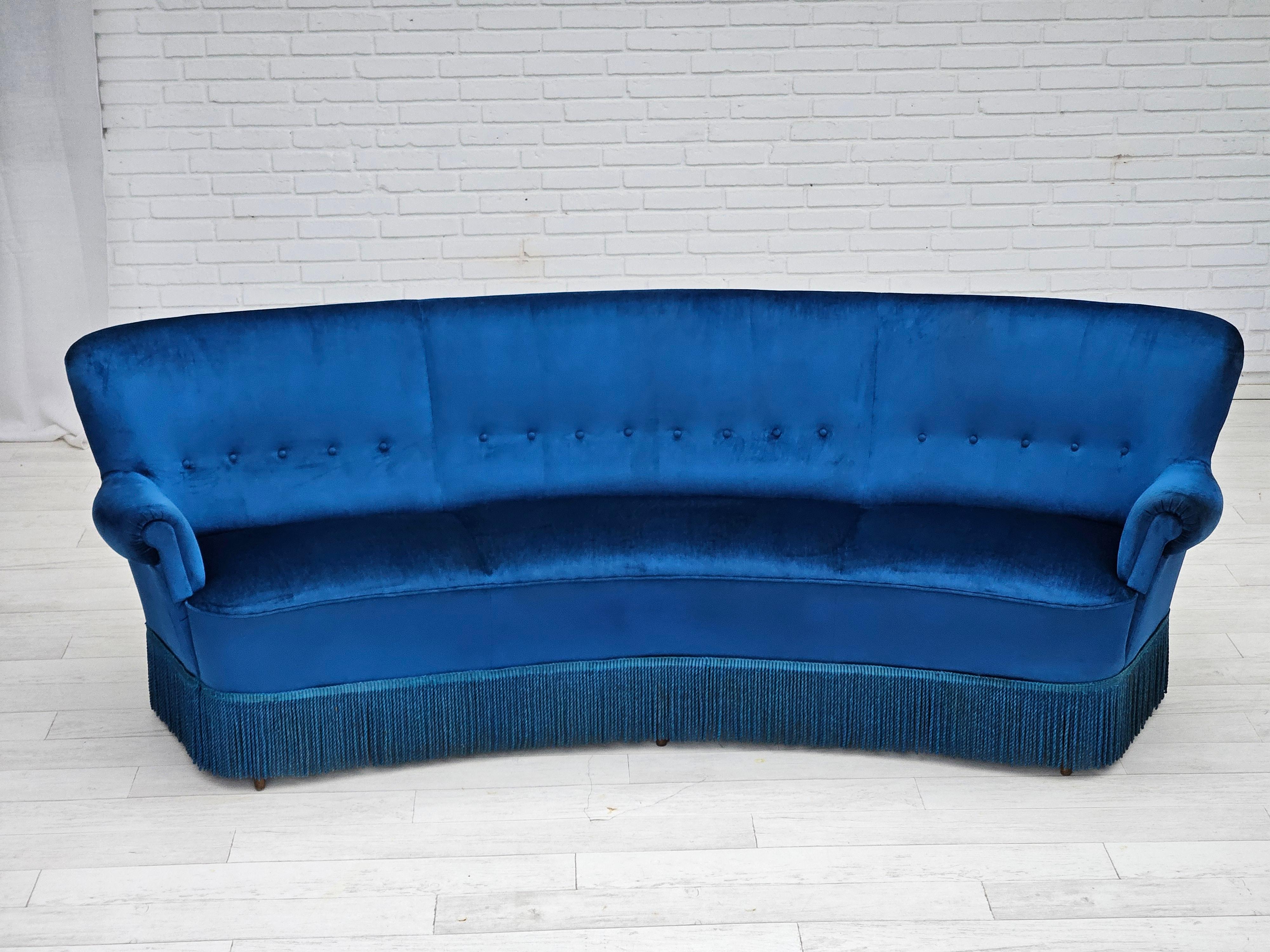 1960s, Danish 3-seater curved sofa, blue furniture velour, beech wood legs. For Sale 4