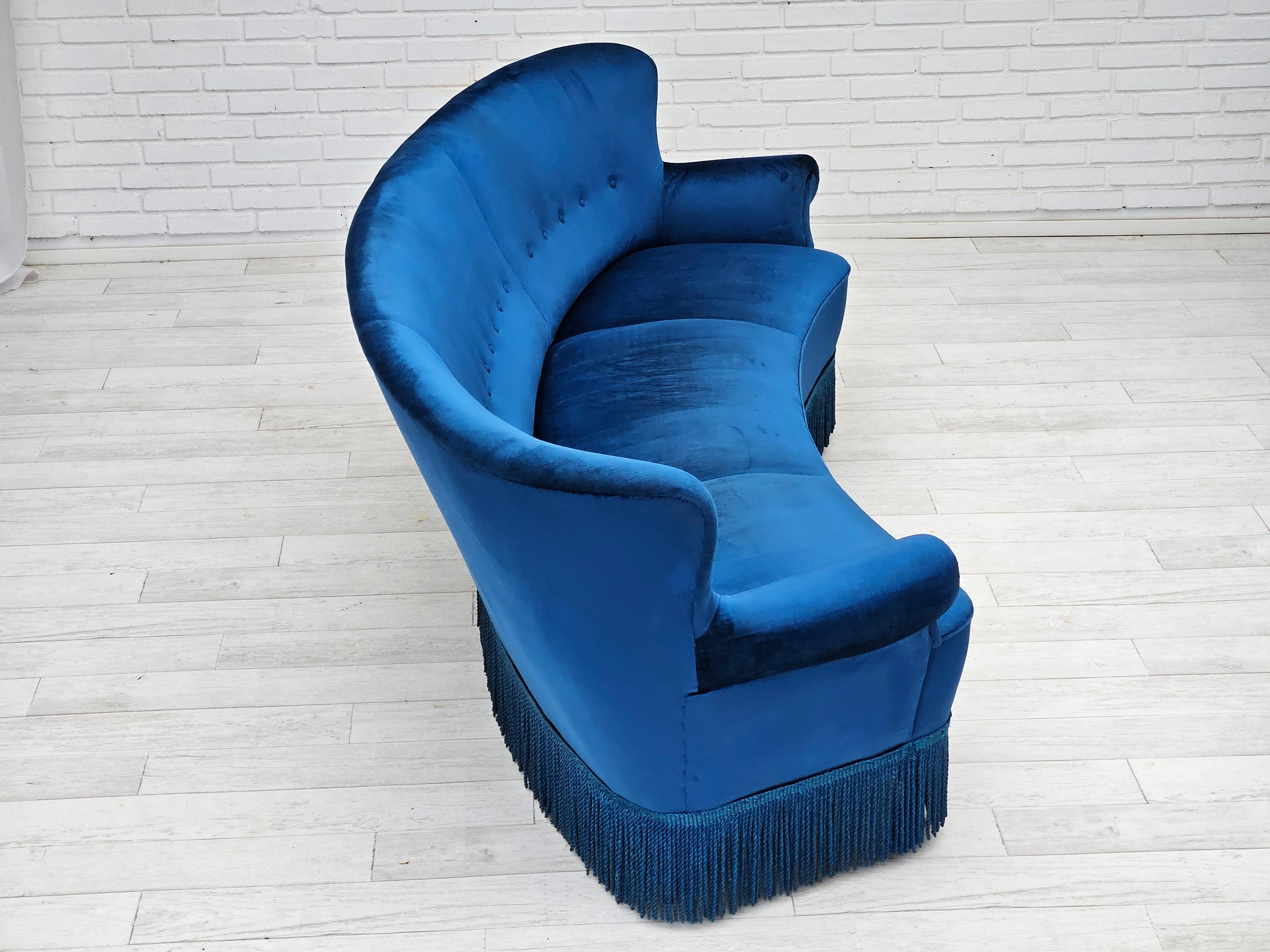1960s, Danish 3-seater curved sofa, blue furniture velour, beech wood legs. In Good Condition For Sale In Tarm, 82