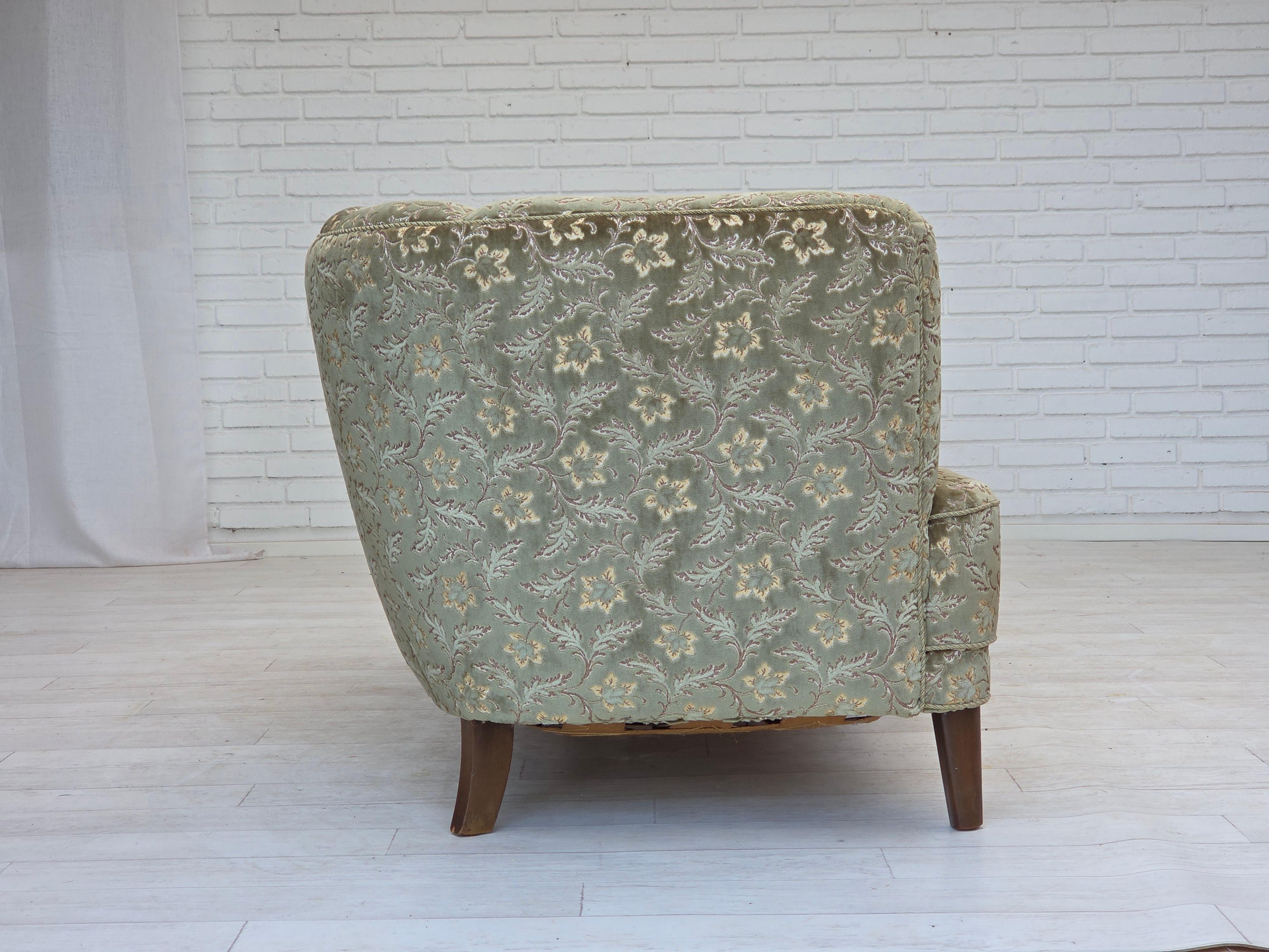 1960er Jahre, dänisches 3-Sitzer-Rundsofa, grüner Möbelvelours, Beine aus Buchenholz. im Angebot 3
