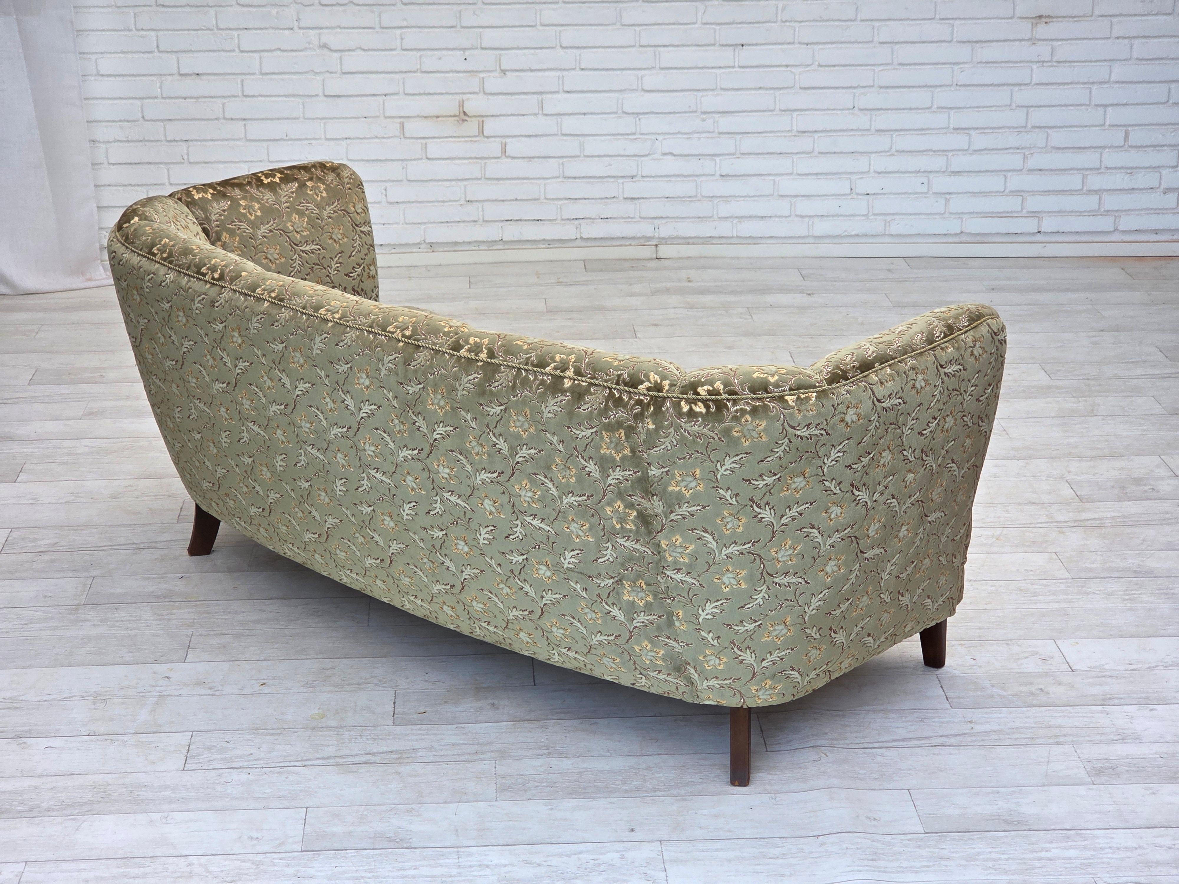 1960er Jahre, dänisches 3-Sitzer-Rundsofa, grüner Möbelvelours, Beine aus Buchenholz. im Angebot 4