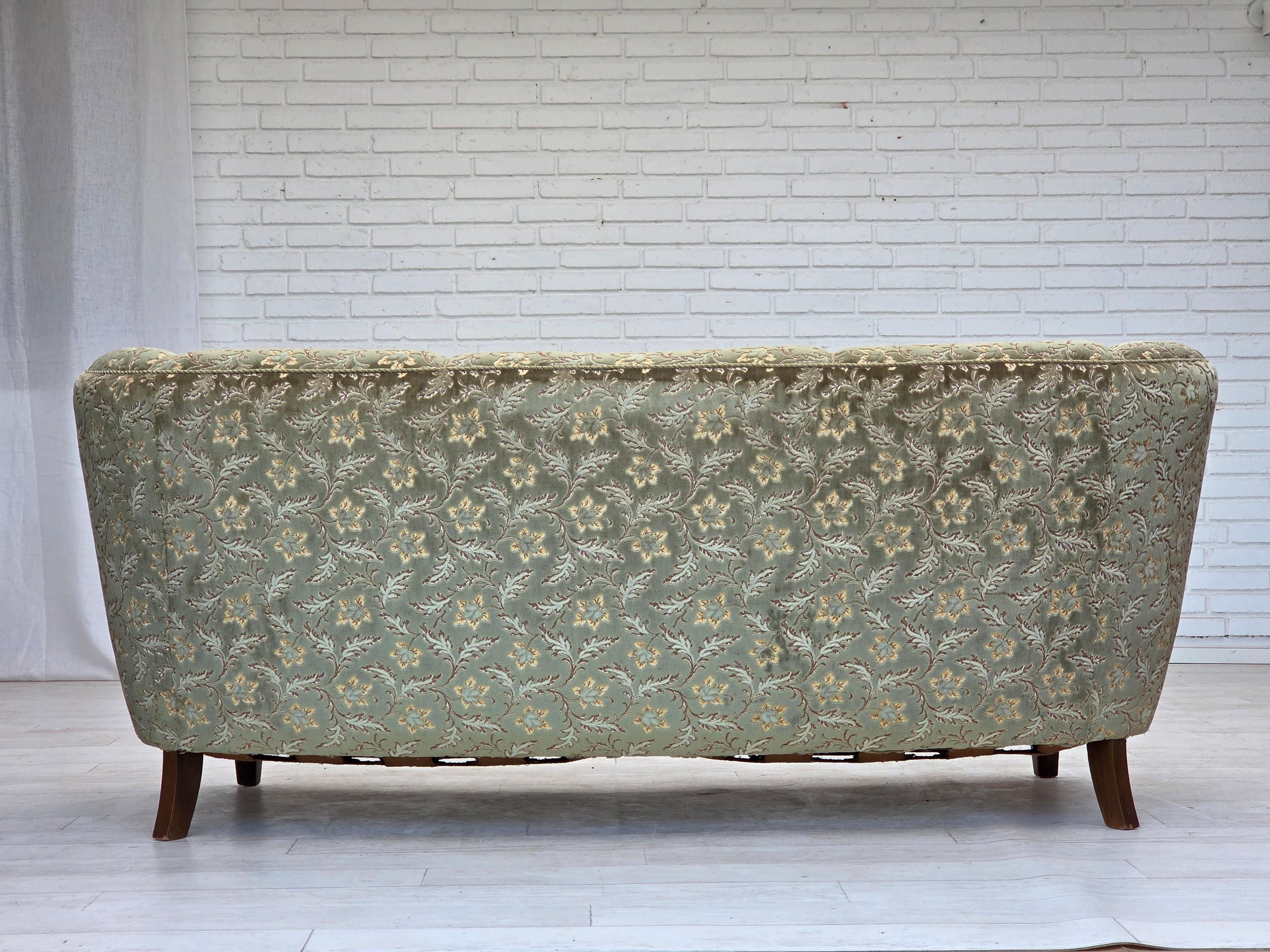 1960er Jahre, dänisches 3-Sitzer-Rundsofa, grüner Möbelvelours, Beine aus Buchenholz. im Angebot 5