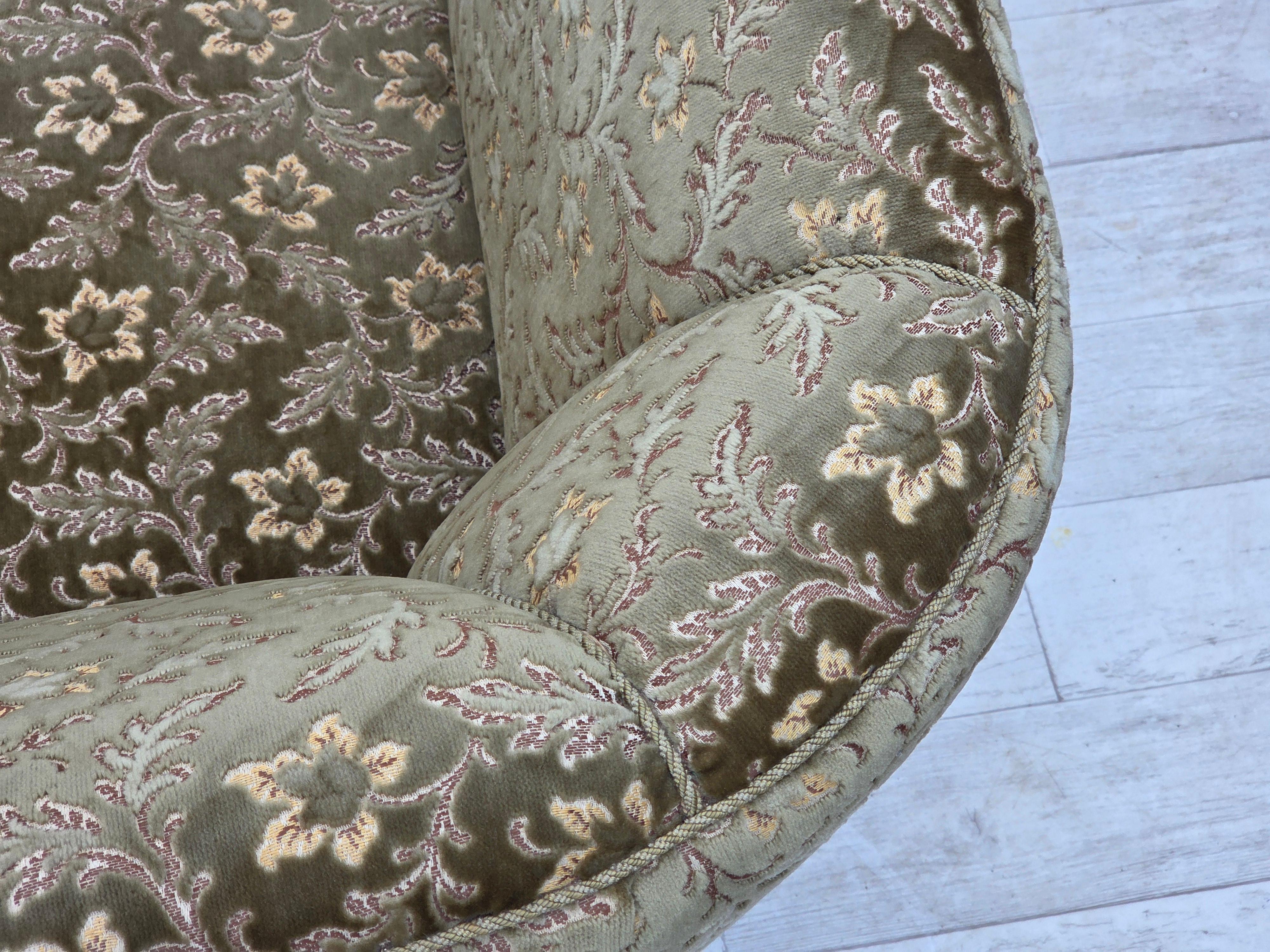 1960er Jahre, dänisches 3-Sitzer-Rundsofa, grüner Möbelvelours, Beine aus Buchenholz. im Angebot 6