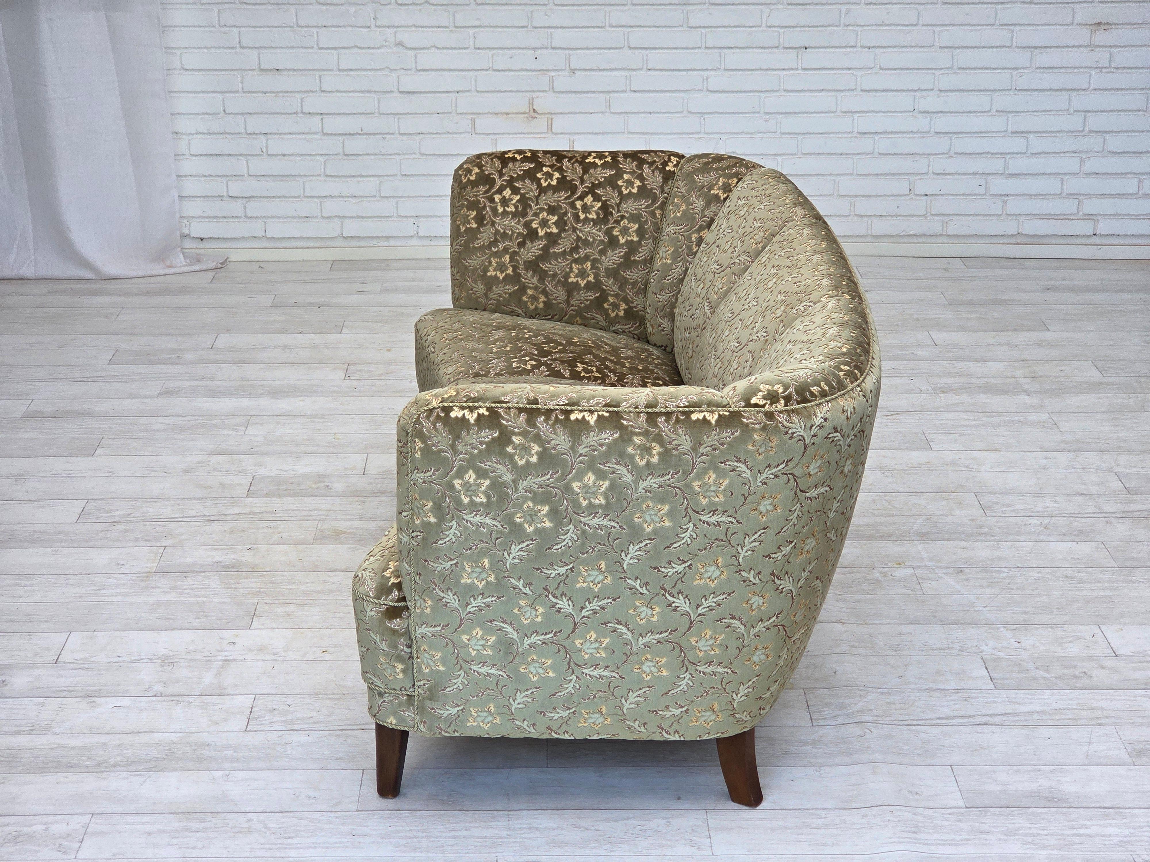 1960er Jahre, dänisches 3-Sitzer-Rundsofa, grüner Möbelvelours, Beine aus Buchenholz. im Angebot 8