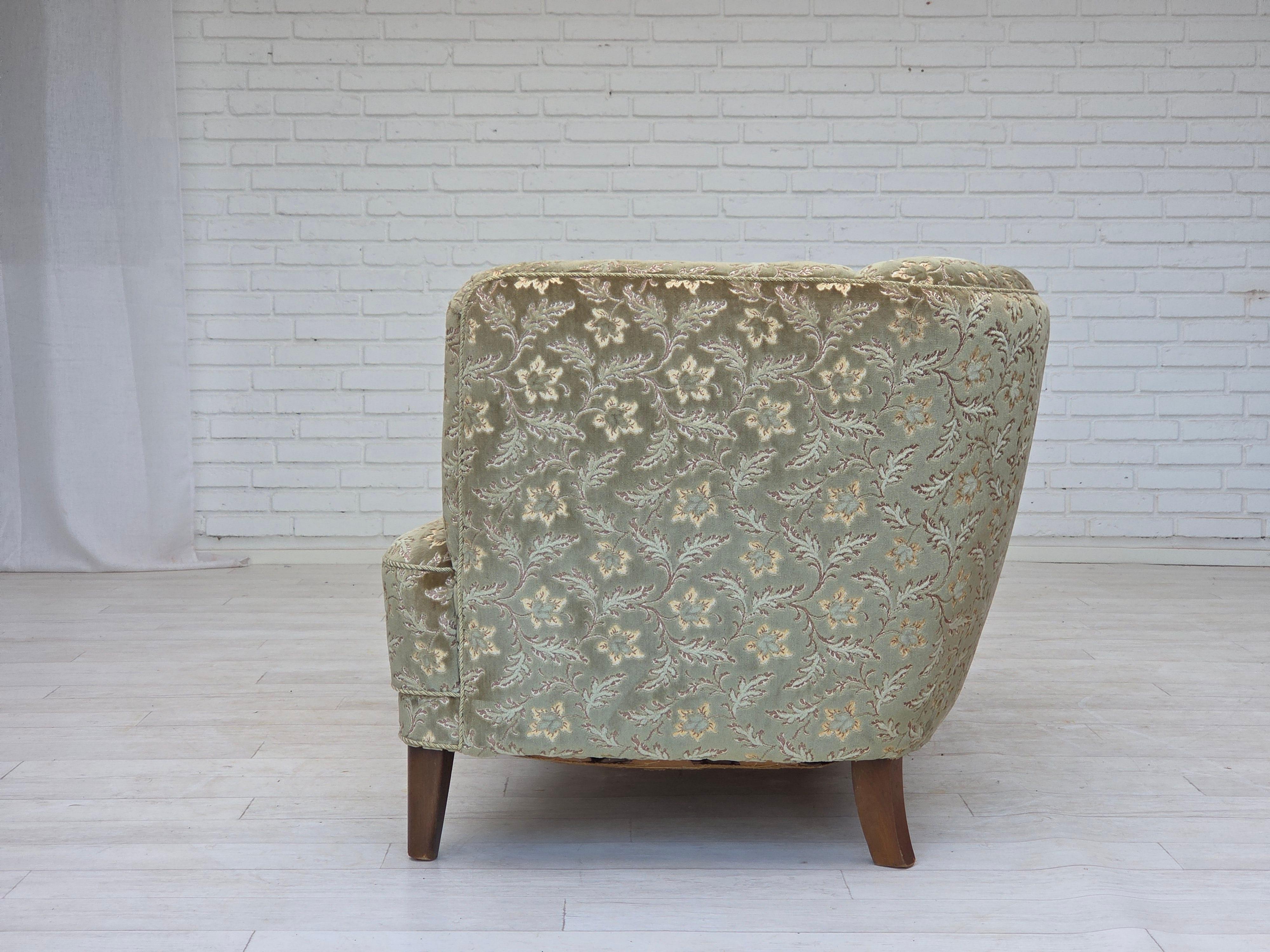 1960er Jahre, dänisches 3-Sitzer-Rundsofa, grüner Möbelvelours, Beine aus Buchenholz. im Angebot 9