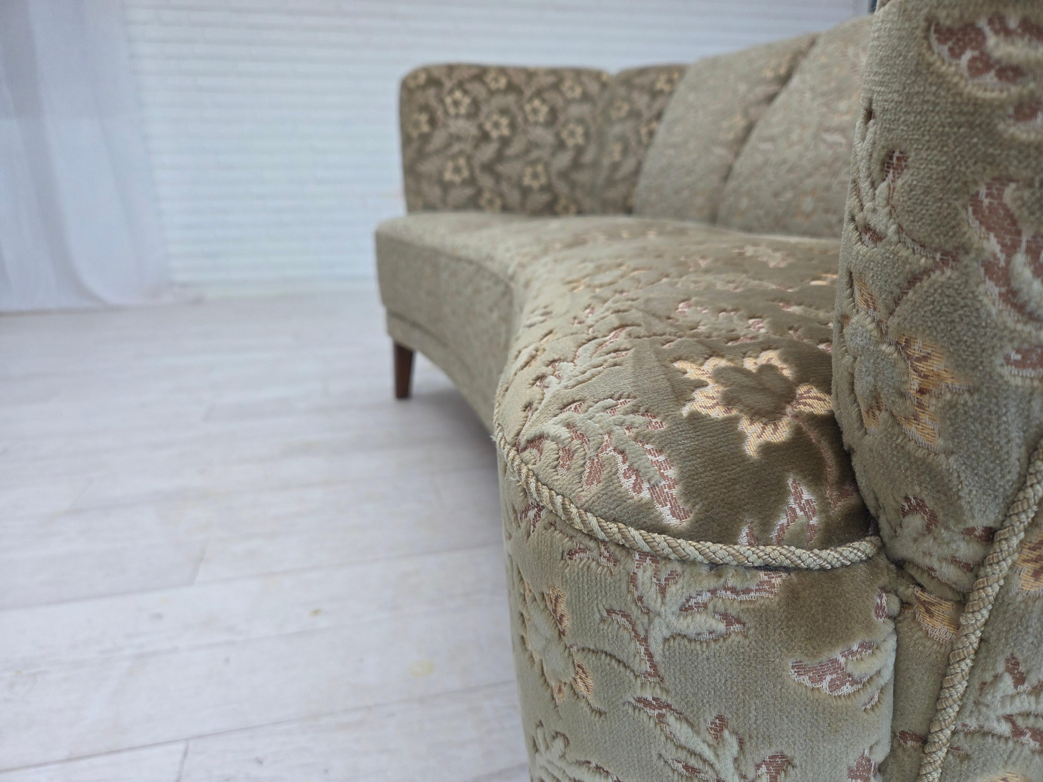 1960er Jahre, dänisches 3-Sitzer-Rundsofa, grüner Möbelvelours, Beine aus Buchenholz. im Angebot 10