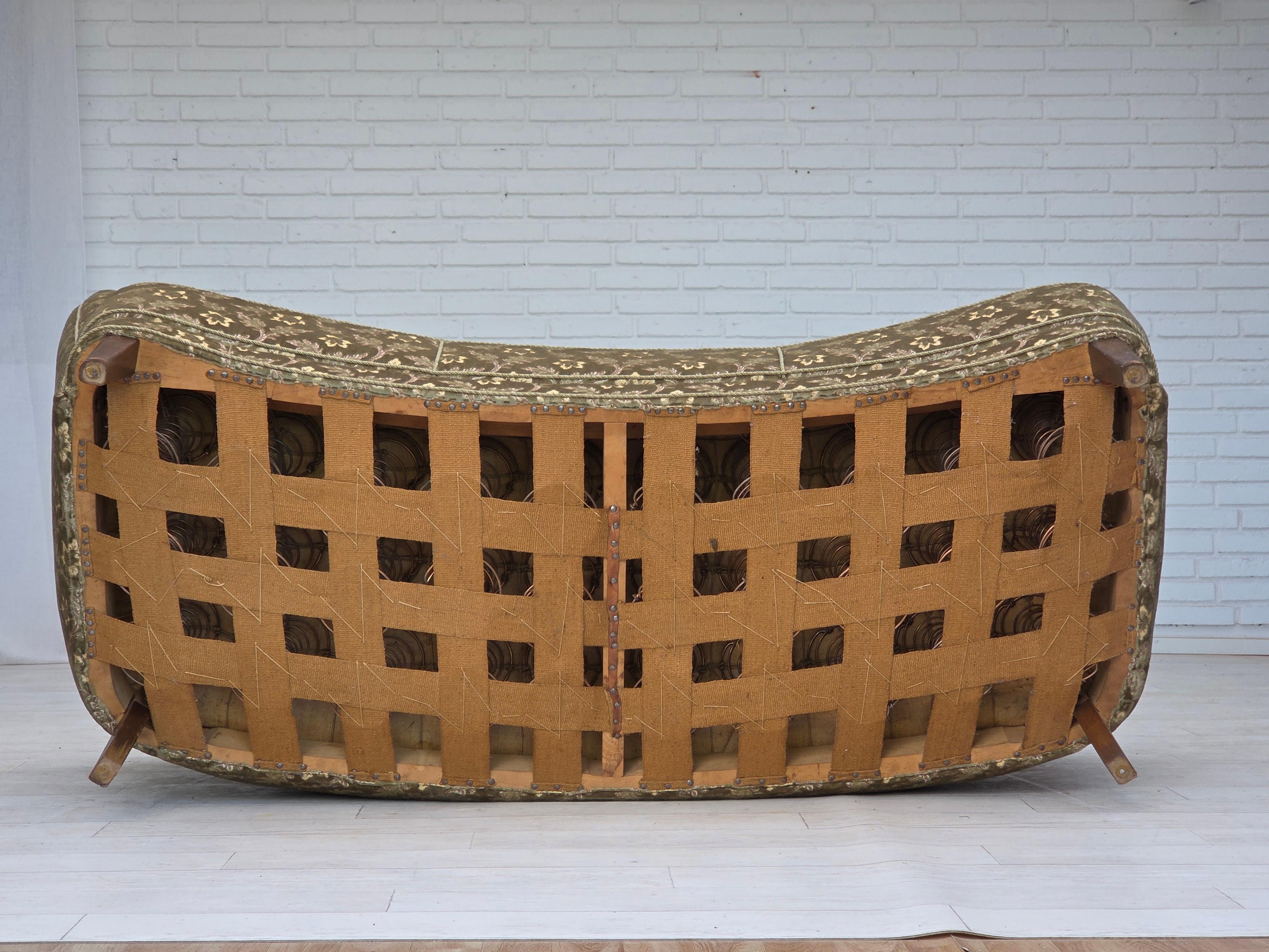 1960er Jahre, dänisches 3-Sitzer-Rundsofa, grüner Möbelvelours, Beine aus Buchenholz. im Angebot 11