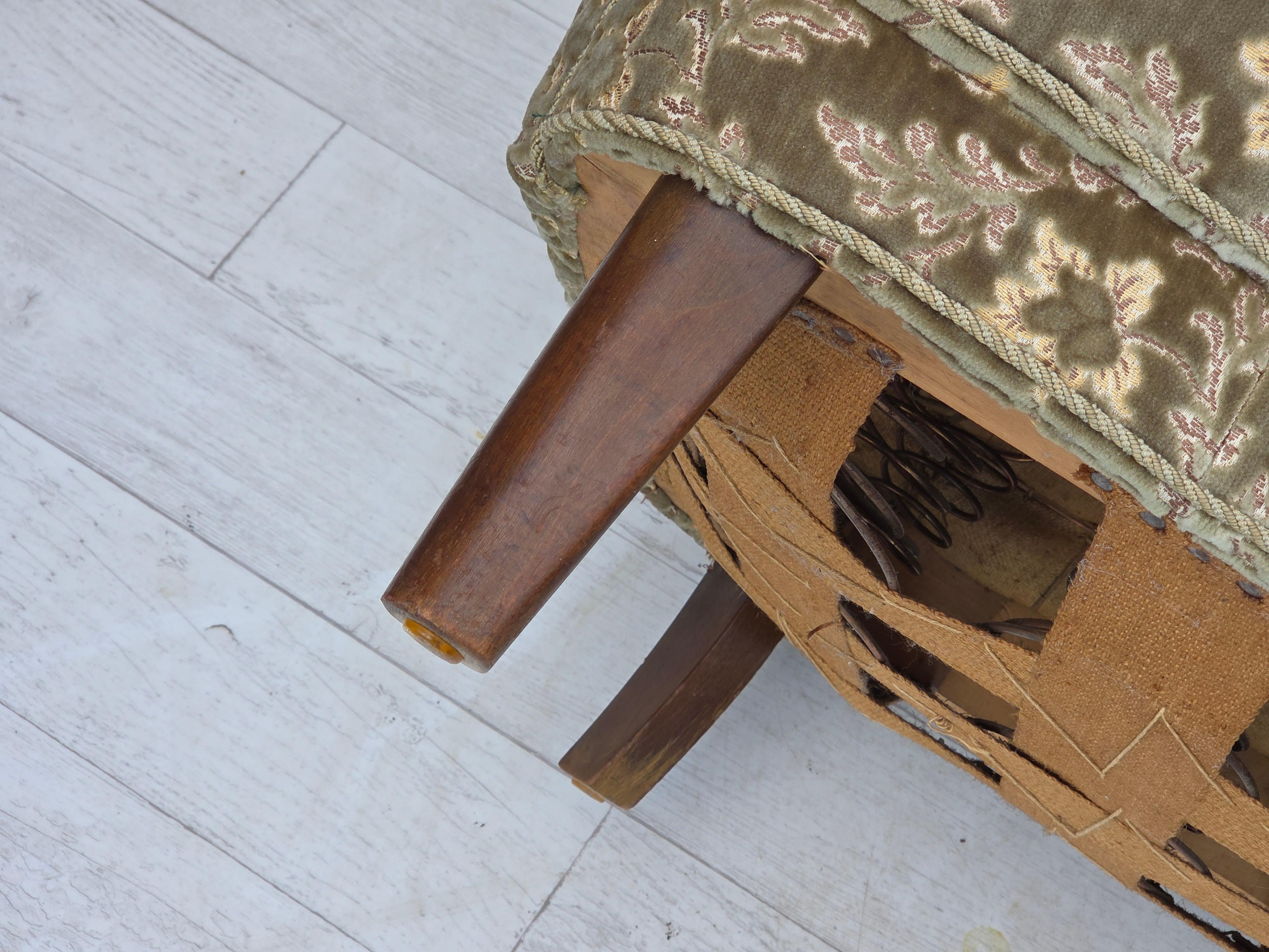 1960er Jahre, dänisches 3-Sitzer-Rundsofa, grüner Möbelvelours, Beine aus Buchenholz. im Angebot 12