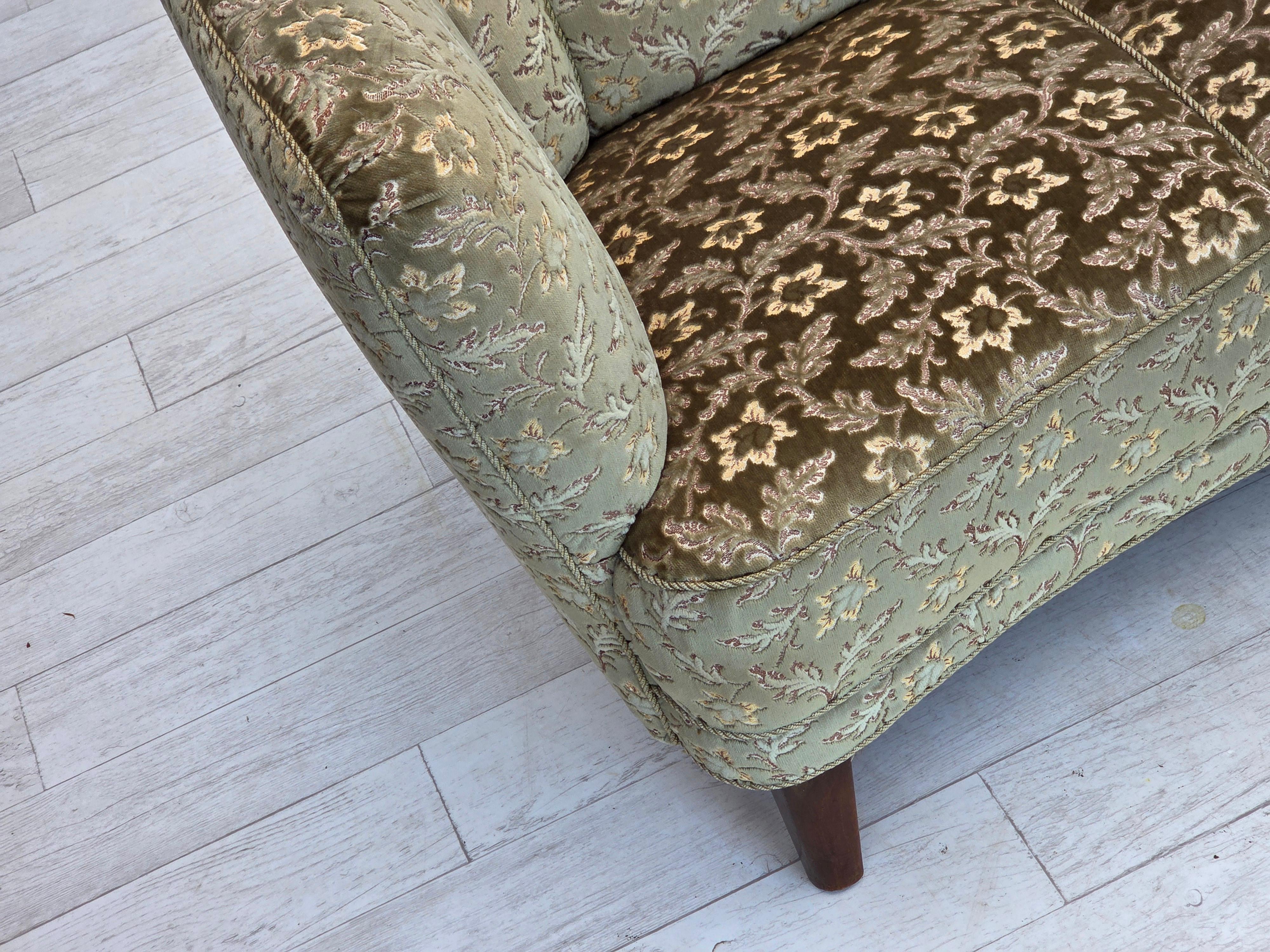 1960er Jahre, dänisches 3-sitziges geschwungenes Sofa. Grüner Möbelvelours, Beine aus Buchenholz, Federn in der Sitzfläche. Das Sofa wurde vor etwa 10-15 Jahren von einem Handwerker neu gepolstert. Sehr guter Zustand: keine Gerüche, keine Flecken
