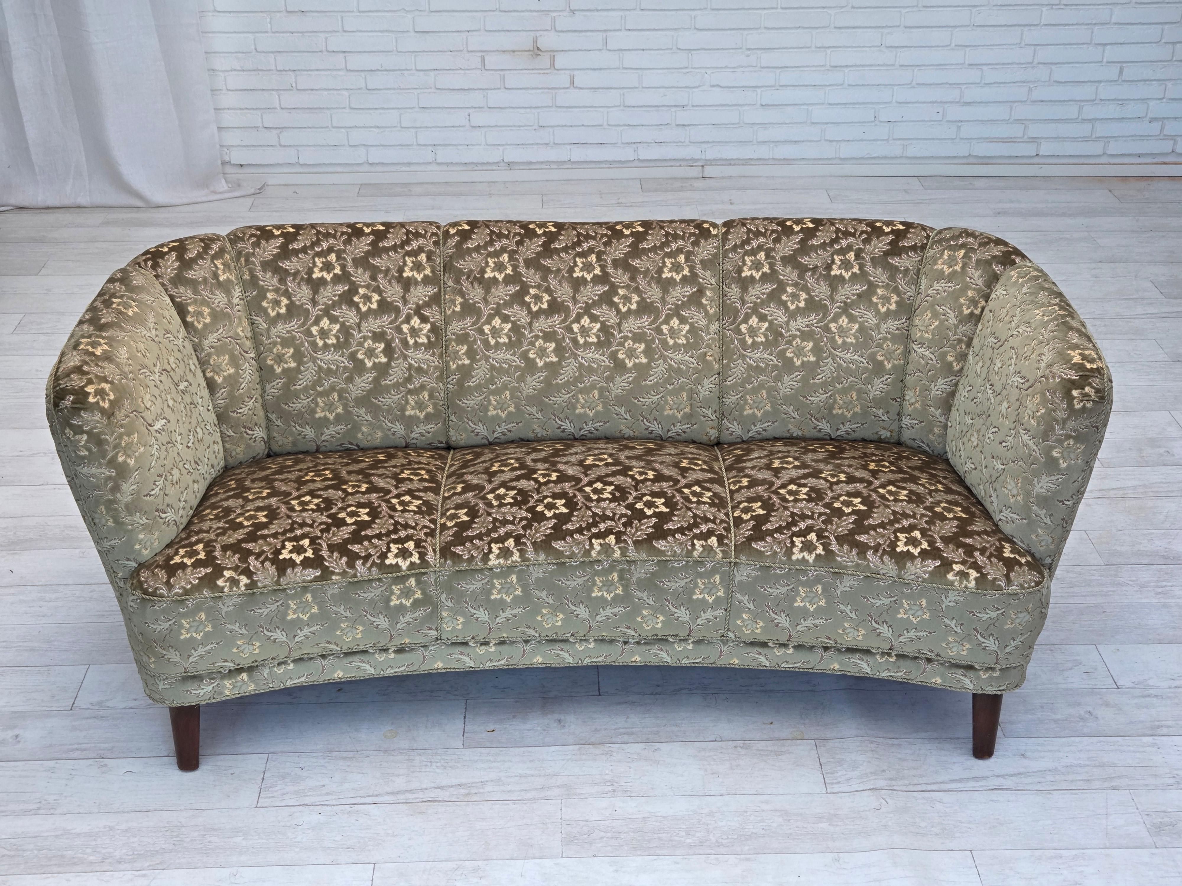 1960er Jahre, dänisches 3-Sitzer-Rundsofa, grüner Möbelvelours, Beine aus Buchenholz. (Skandinavische Moderne) im Angebot